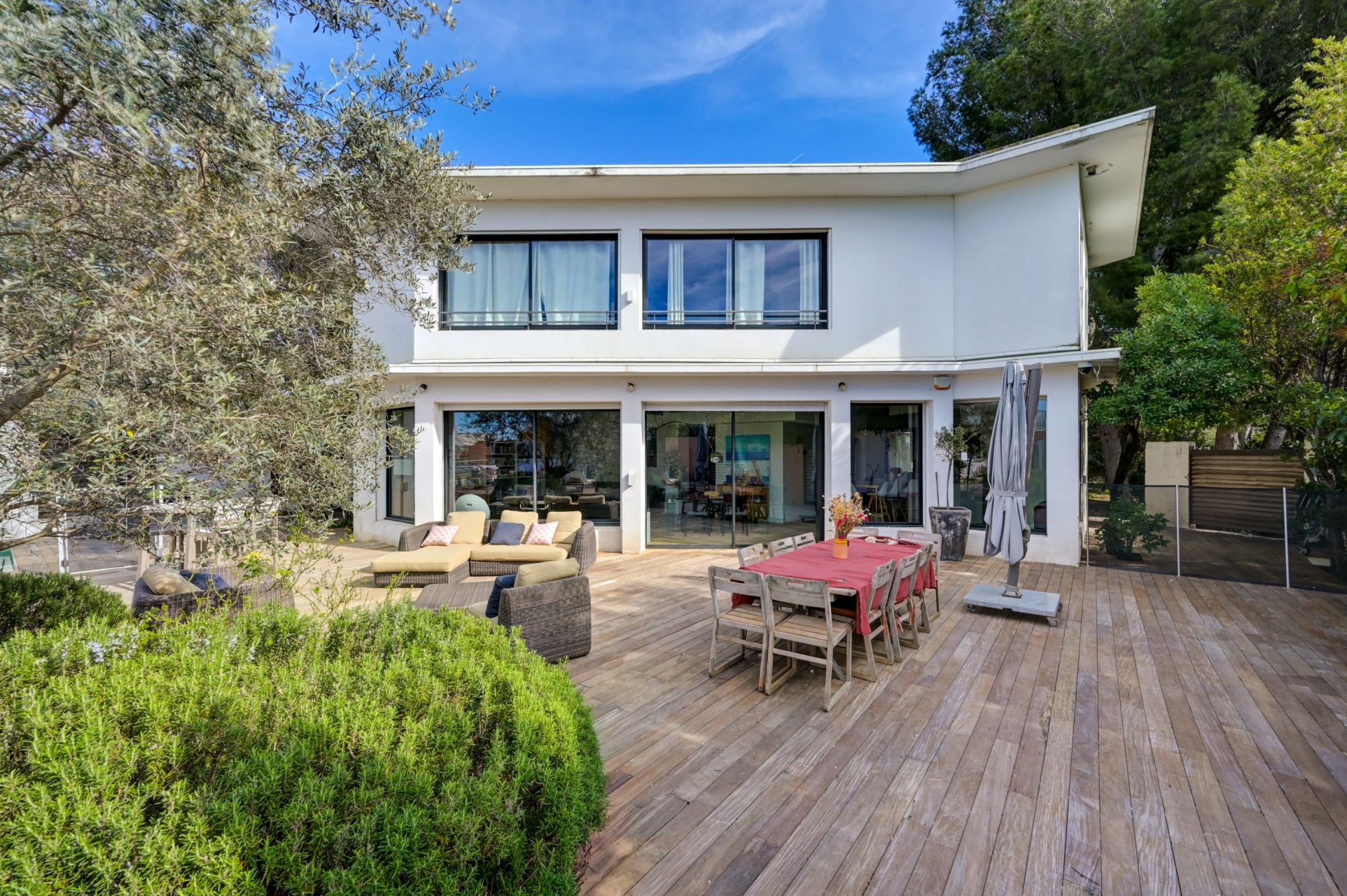 luxury house 10 Rooms for sale on MARSEILLE (13012)