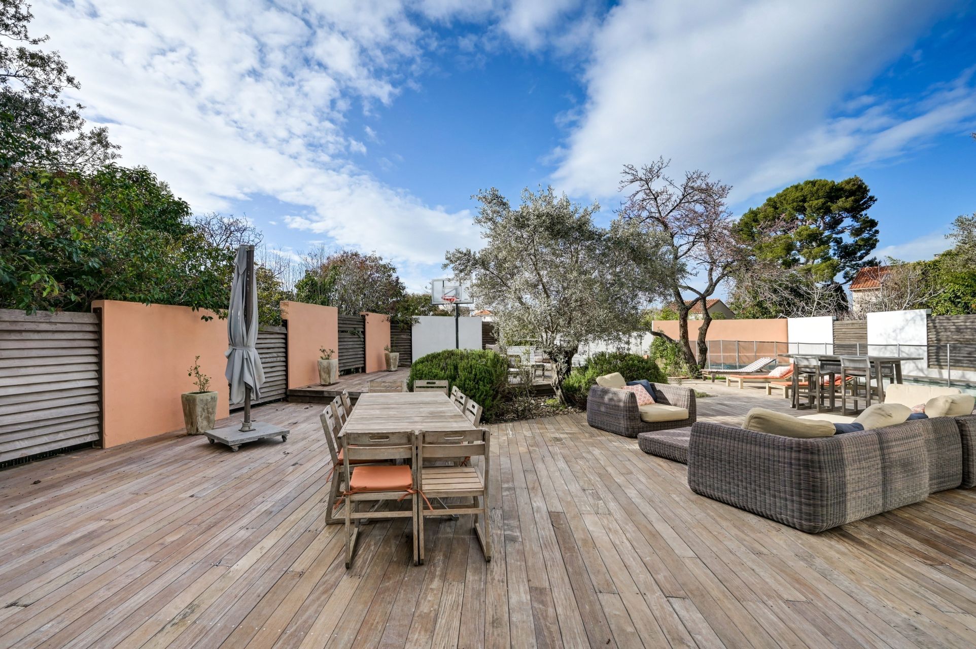 luxury house 10 Rooms for sale on MARSEILLE (13012)