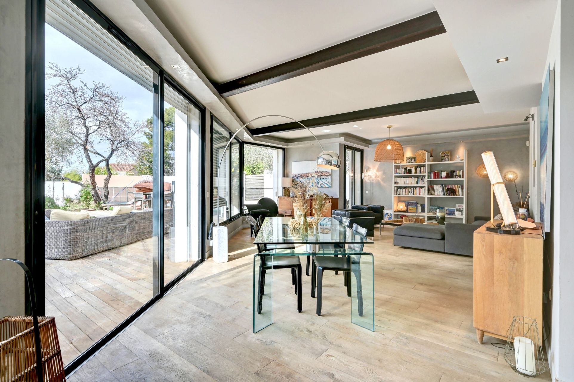 luxury house 10 Rooms for sale on MARSEILLE (13012)