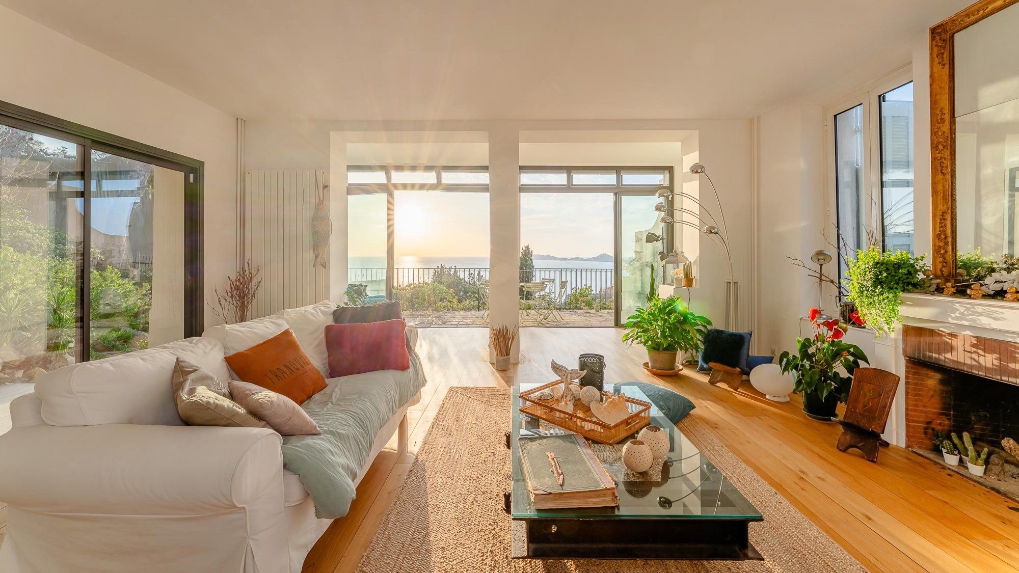 luxury house 6 Rooms for sale on MARSEILLE (13007)