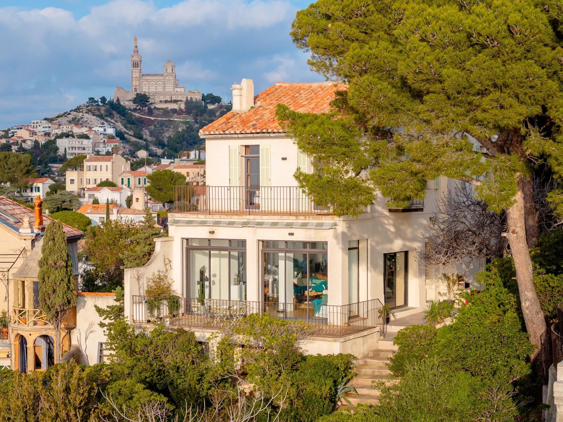 luxury house 6 Rooms for sale on MARSEILLE (13007)
