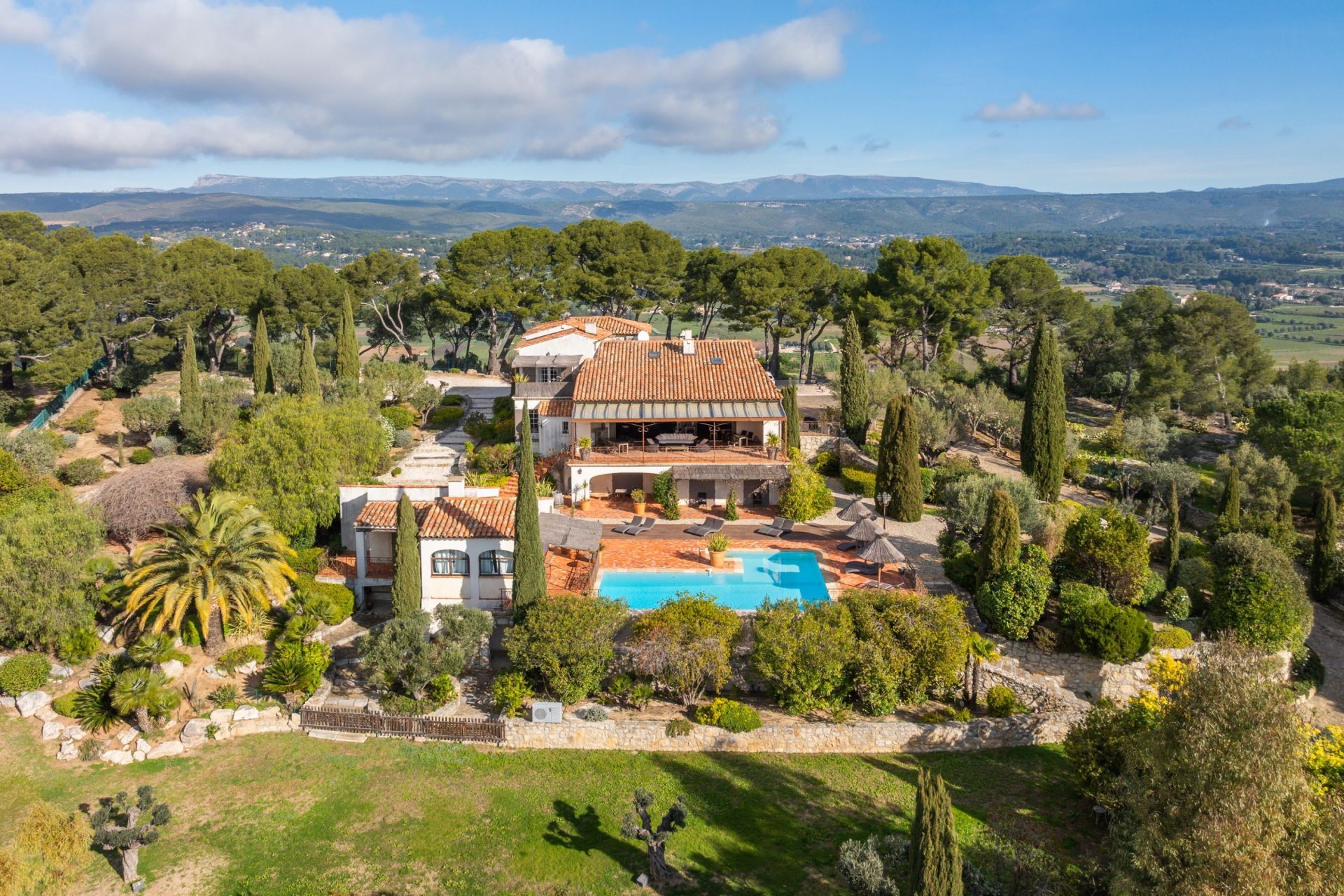 luxury house 15 Rooms for sale on LA CADIERE D AZUR (83740)