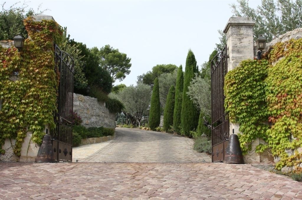 luxury house 15 Rooms for sale on LA CADIERE D AZUR (83740)