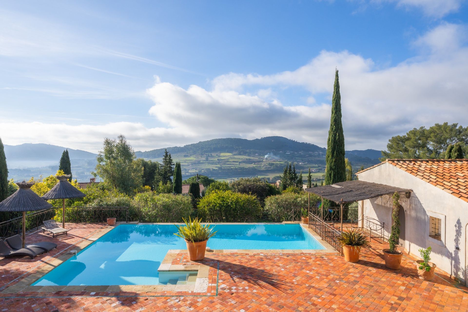 luxury house 15 Rooms for sale on LA CADIERE D AZUR (83740)