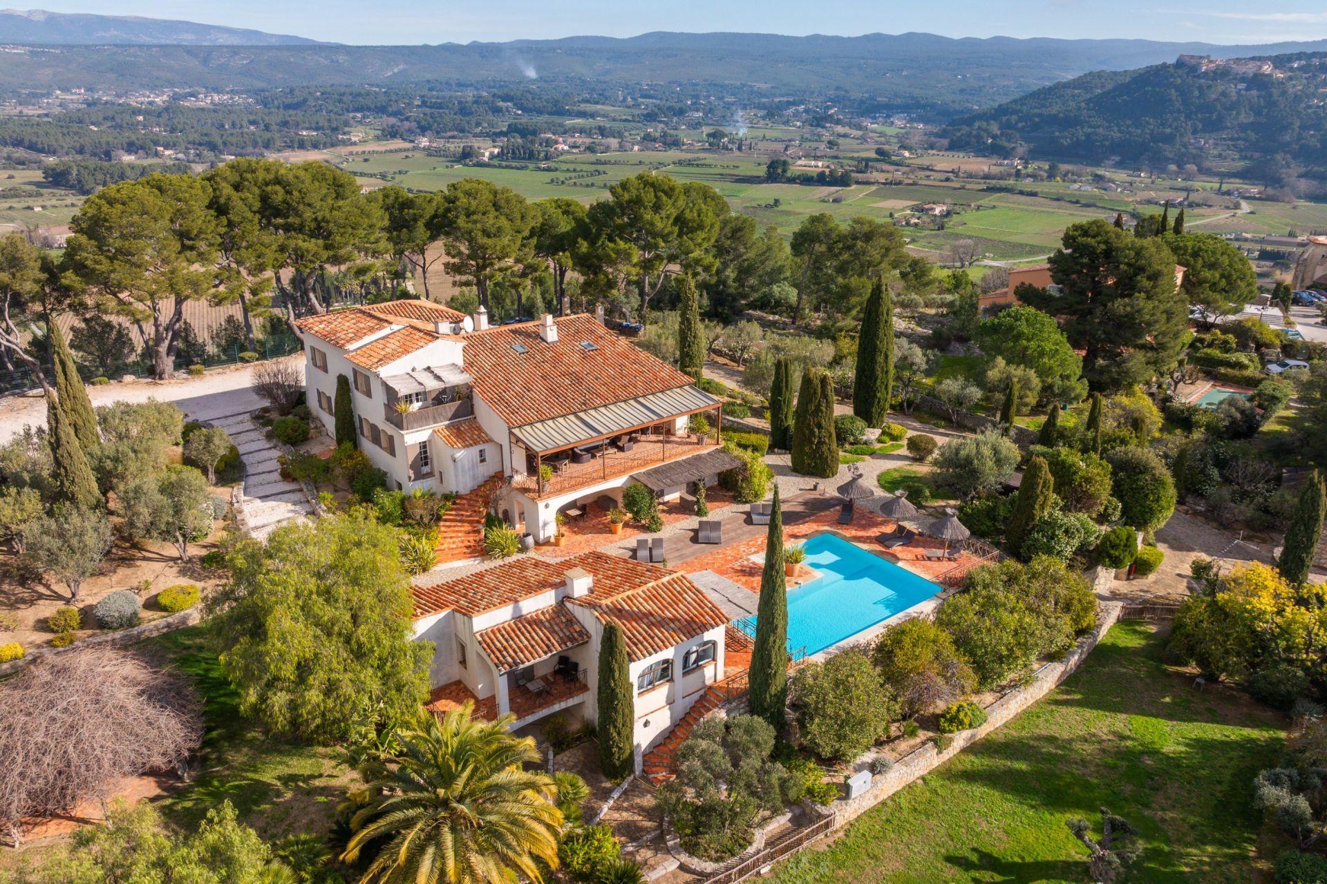 luxury house 15 Rooms for sale on LA CADIERE D AZUR (83740)