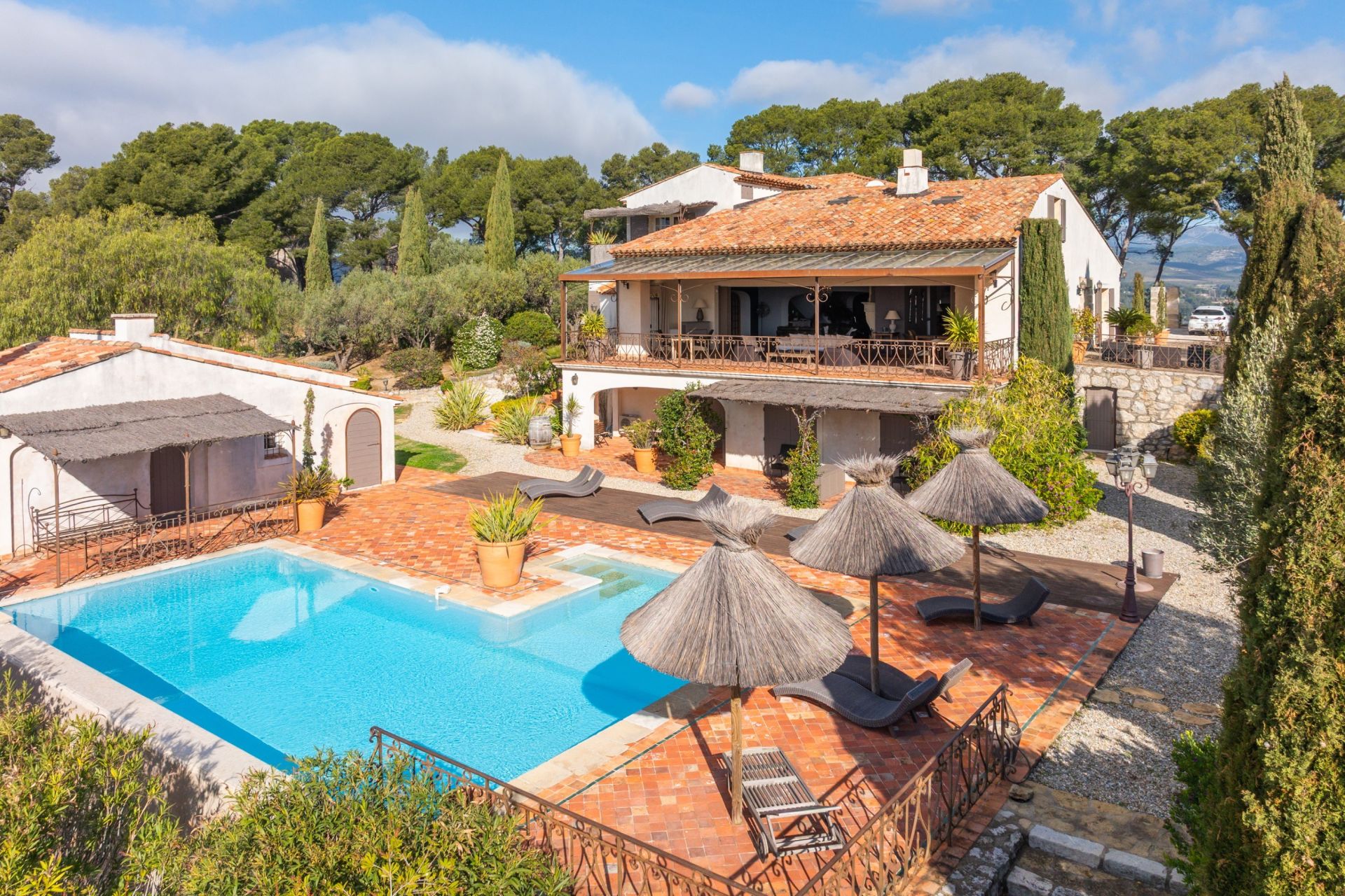 luxury house 15 Rooms for sale on LA CADIERE D AZUR (83740)