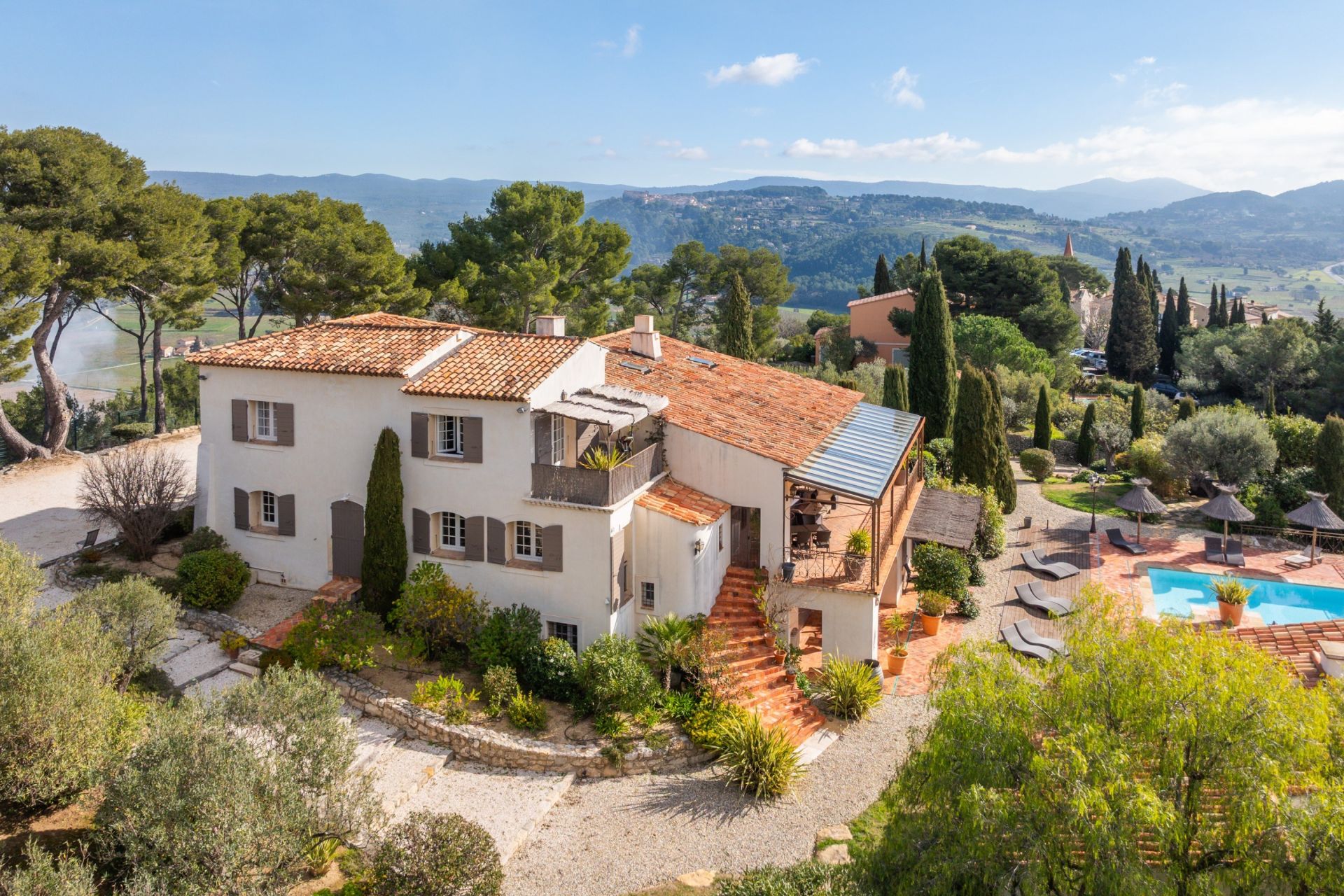 luxury house 15 Rooms for sale on LA CADIERE D AZUR (83740)