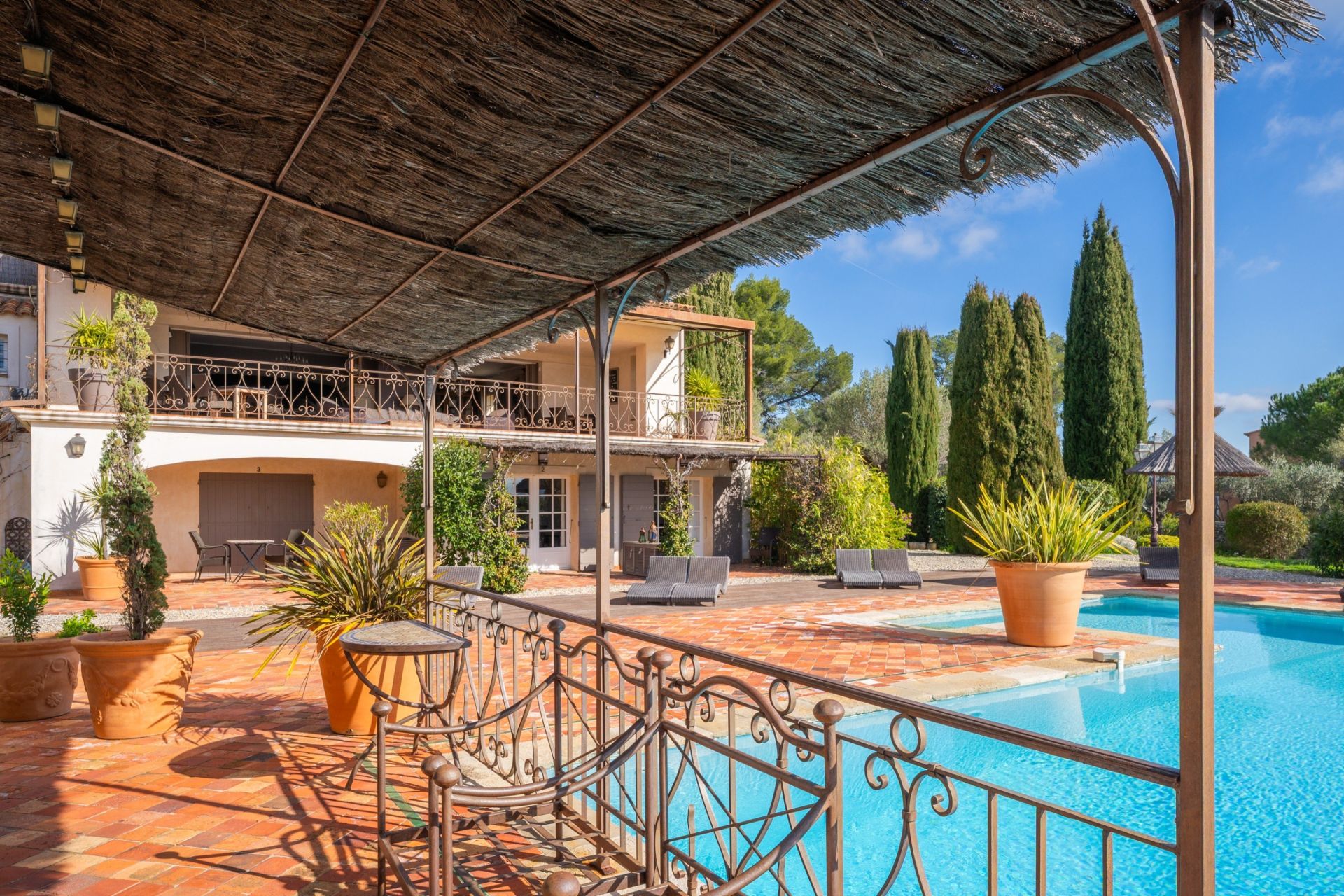 luxury house 15 Rooms for sale on LA CADIERE D AZUR (83740)