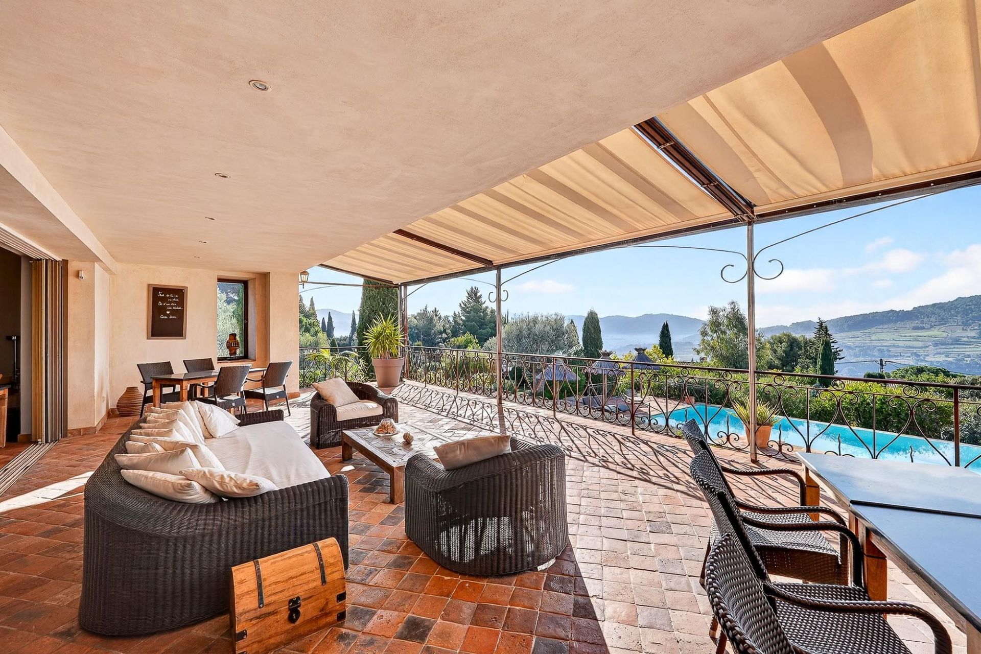 luxury house 15 Rooms for sale on LA CADIERE D AZUR (83740)