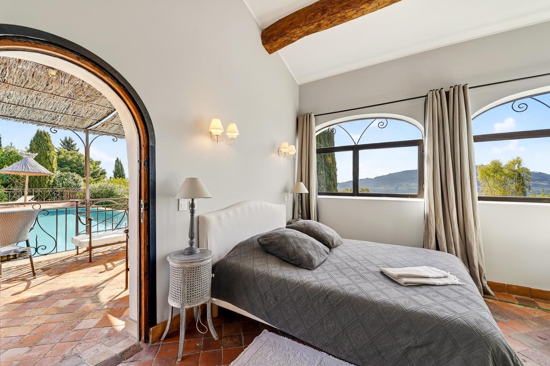 luxury house 15 Rooms for sale on LA CADIERE D AZUR (83740)