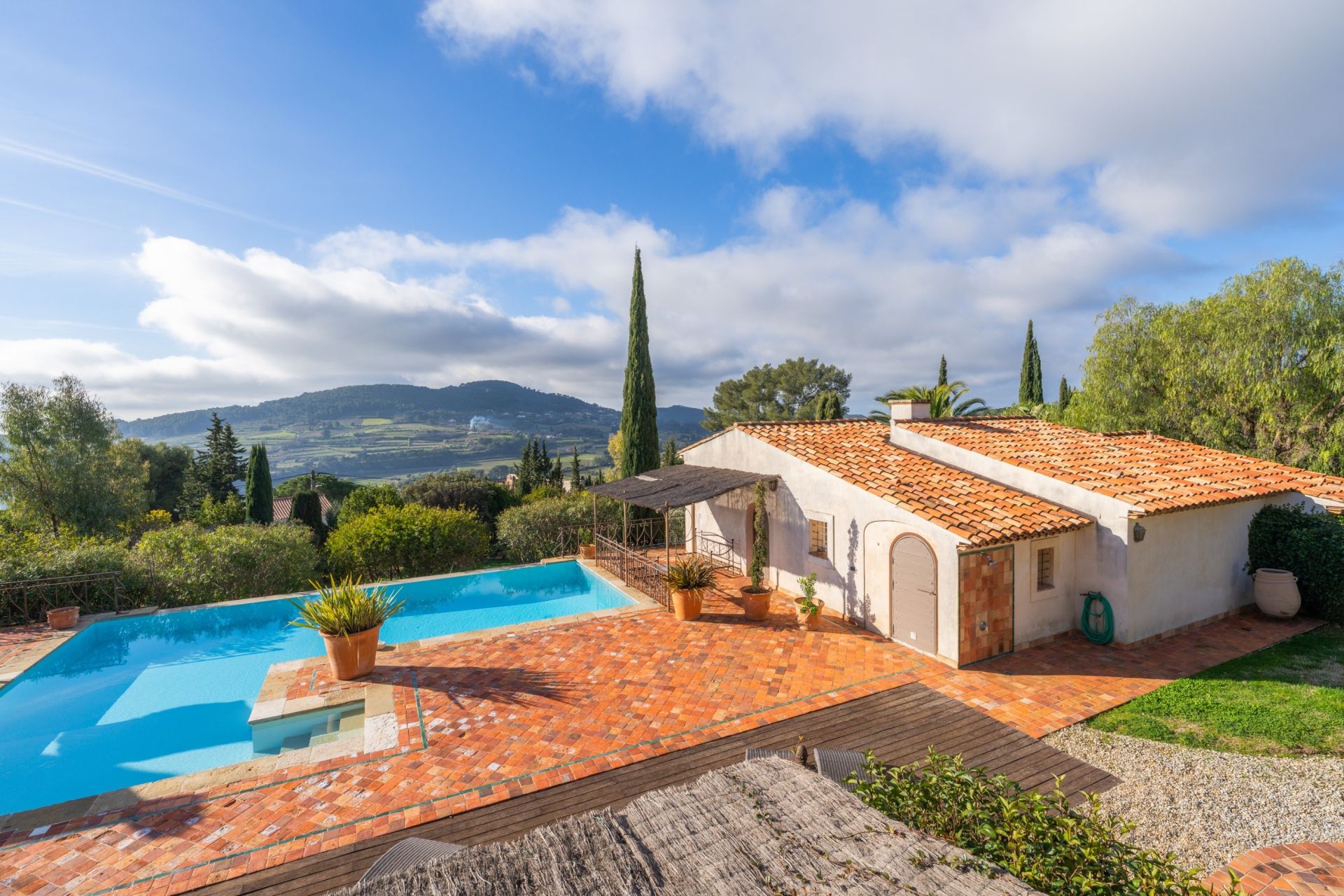 luxury house 15 Rooms for sale on LA CADIERE D AZUR (83740)
