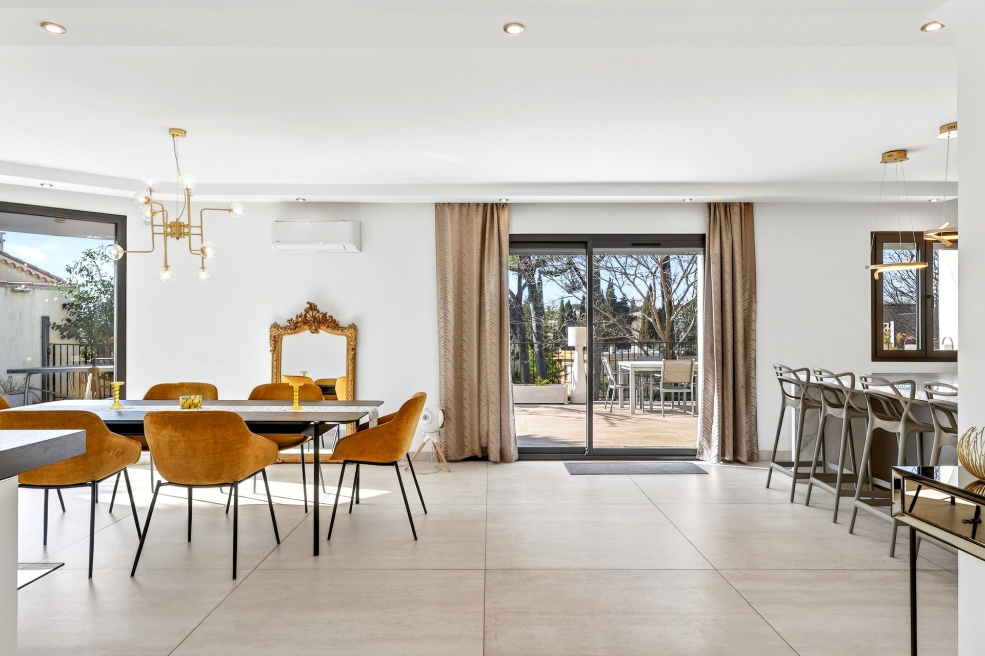 luxury house 10 Rooms for sale on MARSEILLE (13012)