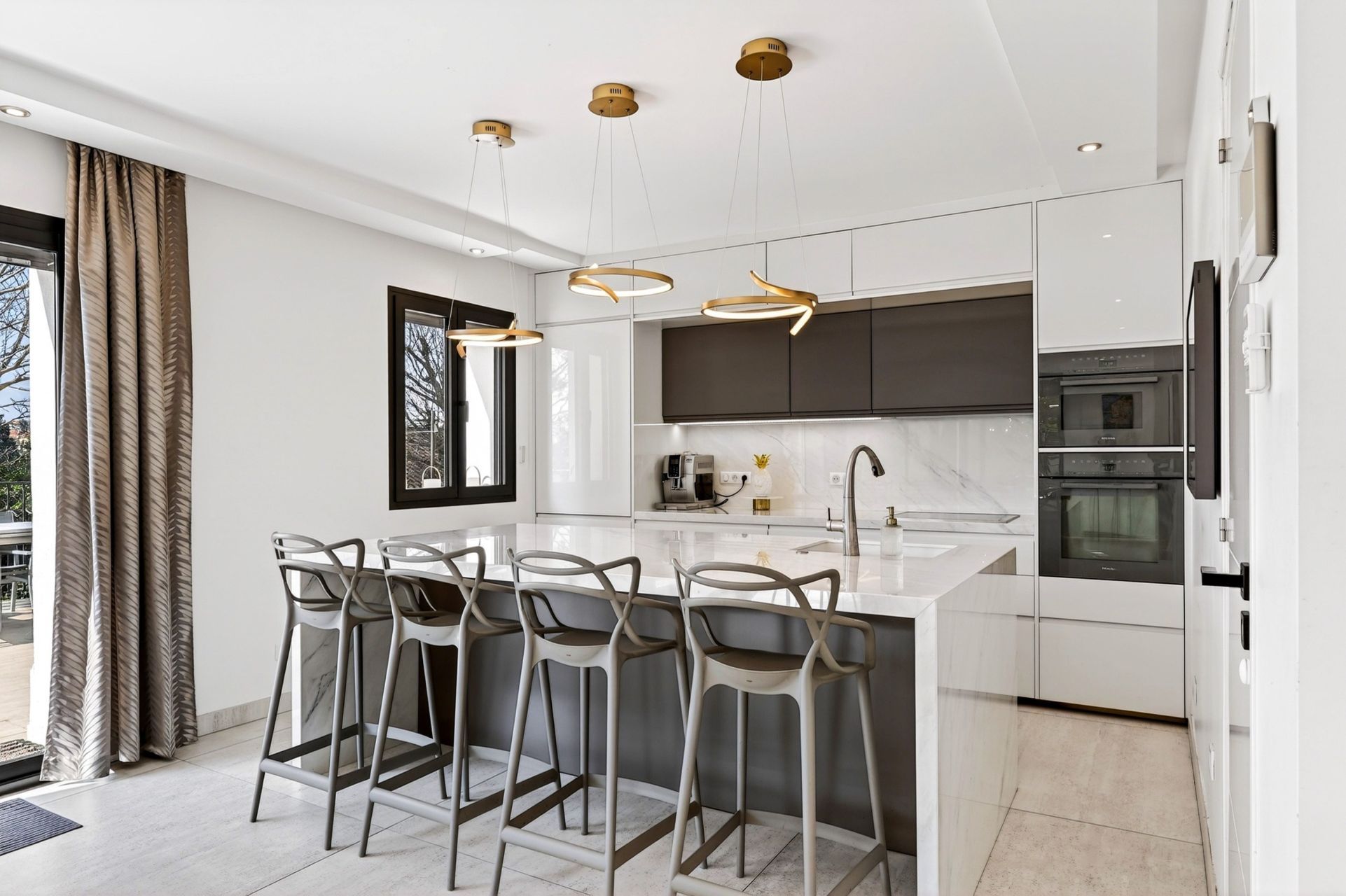 luxury house 10 Rooms for sale on MARSEILLE (13012)