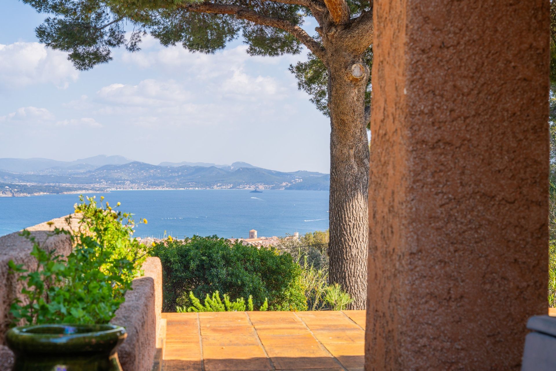 luxury house 6 Rooms for sale on LA CIOTAT (13600)