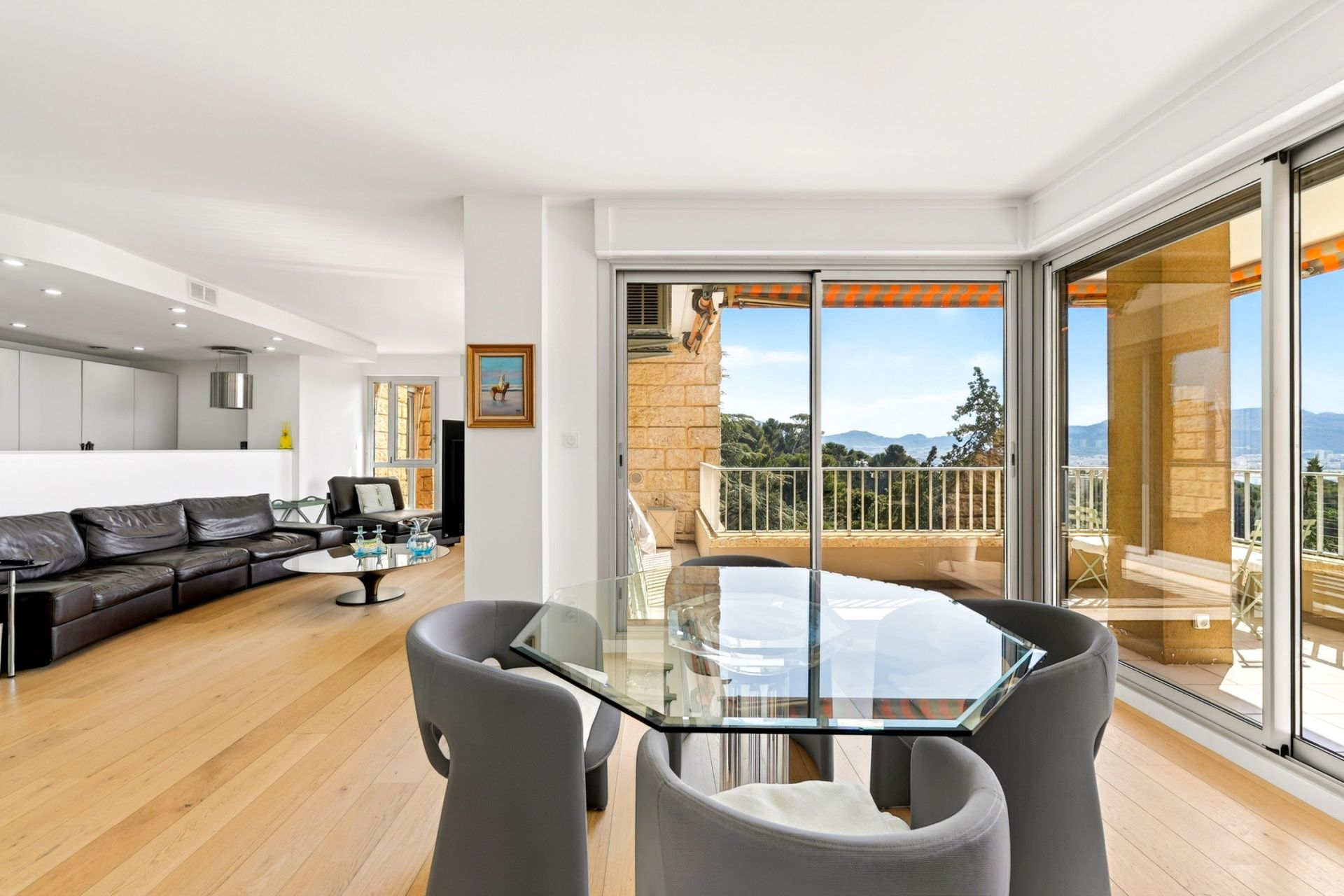 luxury apartment 3 Rooms for sale on MARSEILLE (13007)