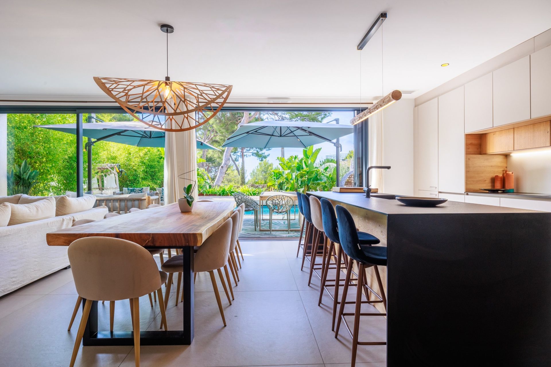 luxury house 7 Rooms for sale on CASSIS (13260)