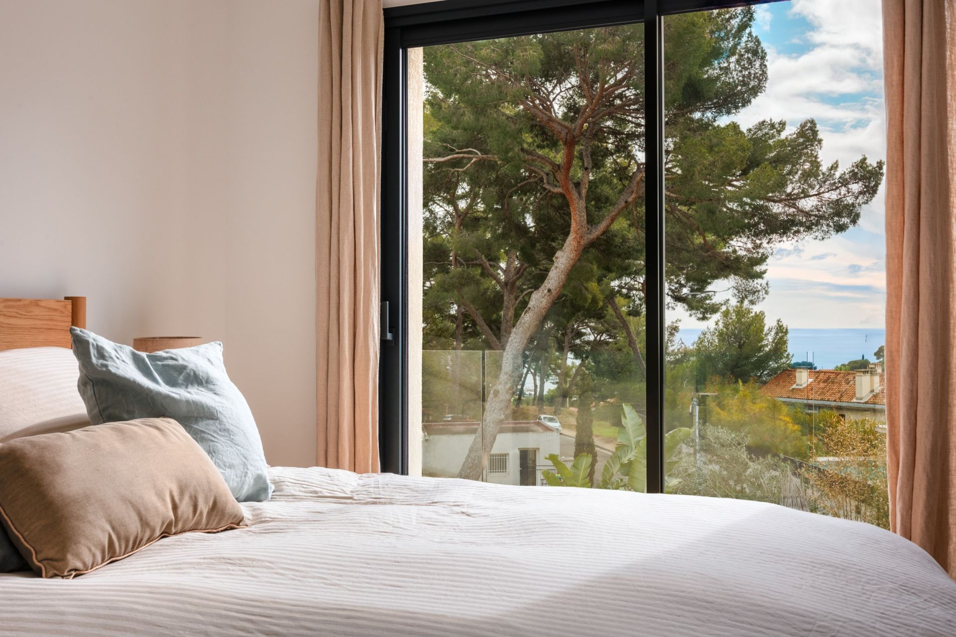 luxury house 7 Rooms for sale on CASSIS (13260)