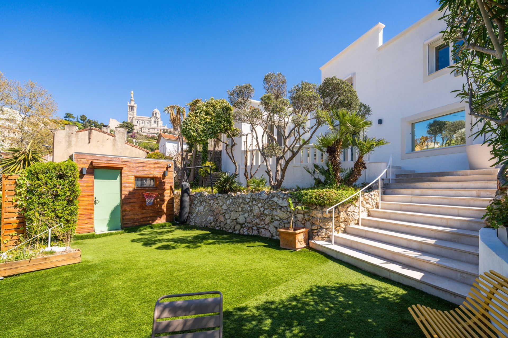 luxury house 5 Rooms for sale on MARSEILLE (13007)