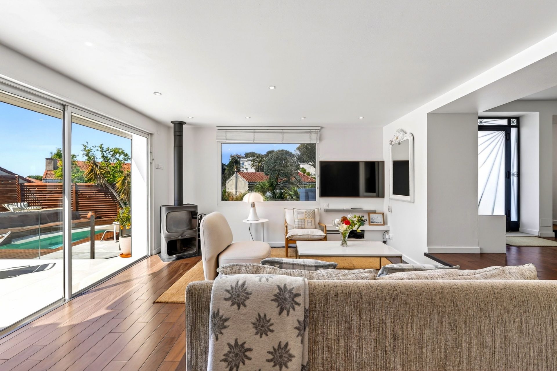 luxury house 5 Rooms for sale on MARSEILLE (13007)