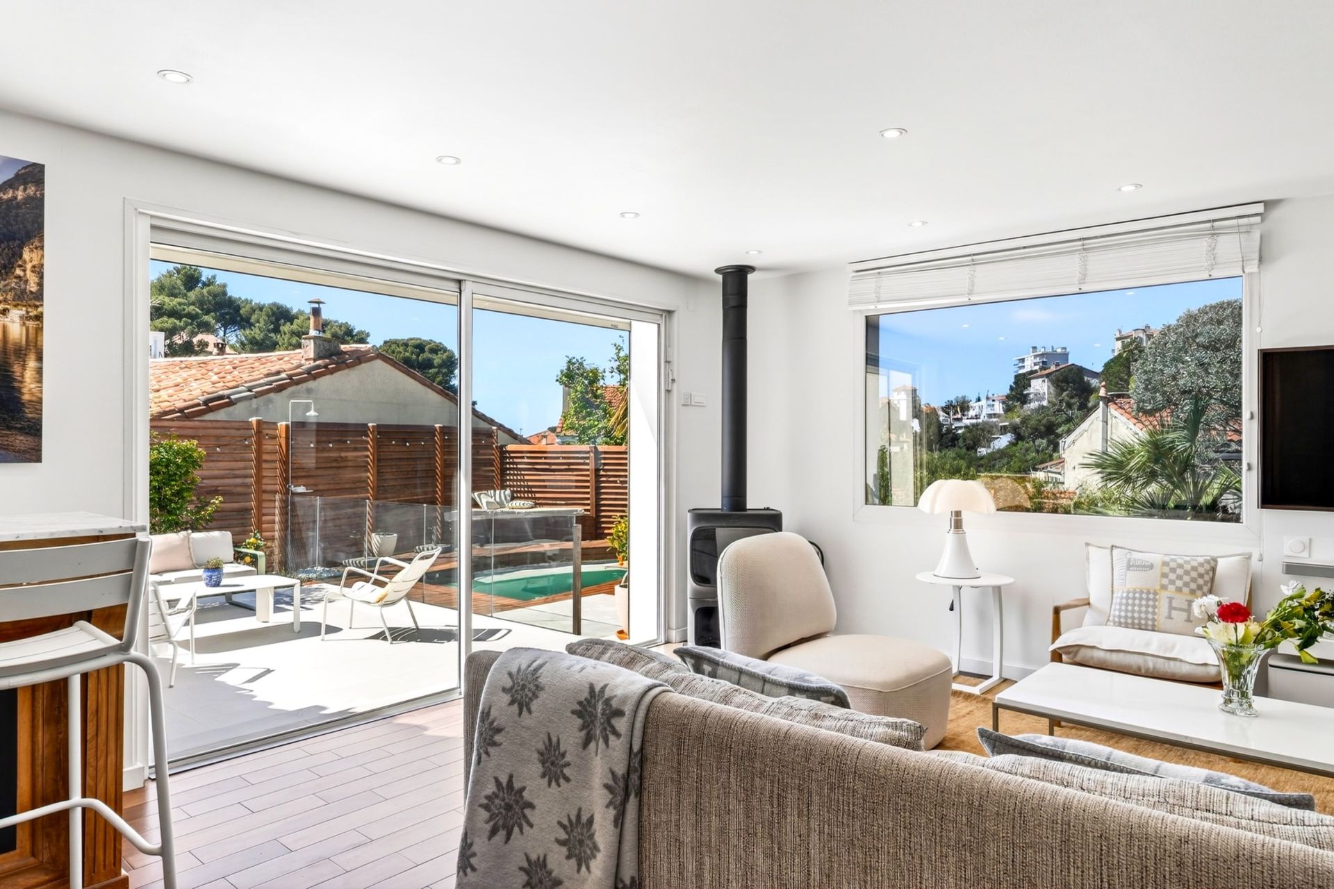 luxury house 5 Rooms for sale on MARSEILLE (13007)