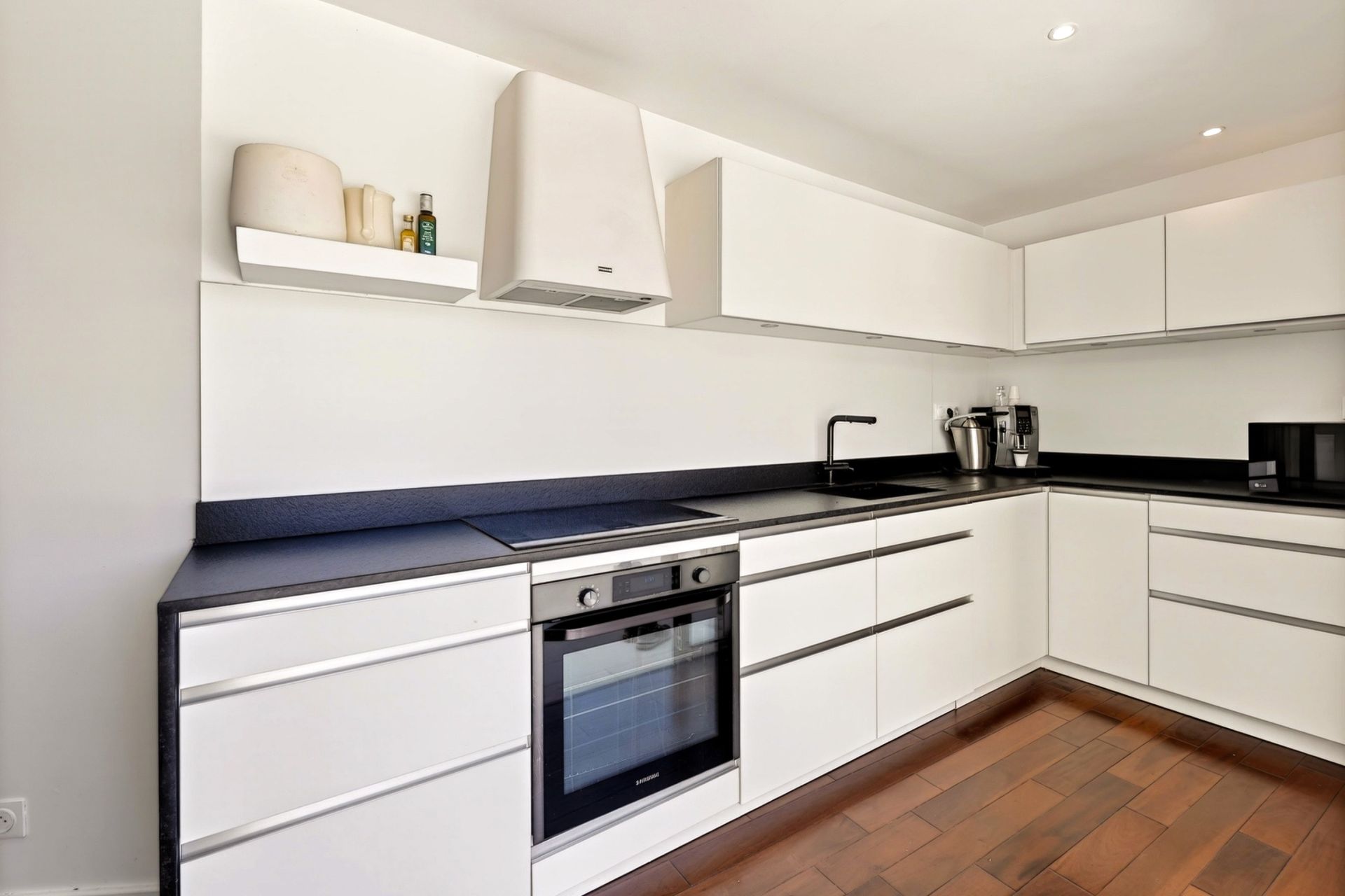 luxury house 5 Rooms for sale on MARSEILLE (13007)