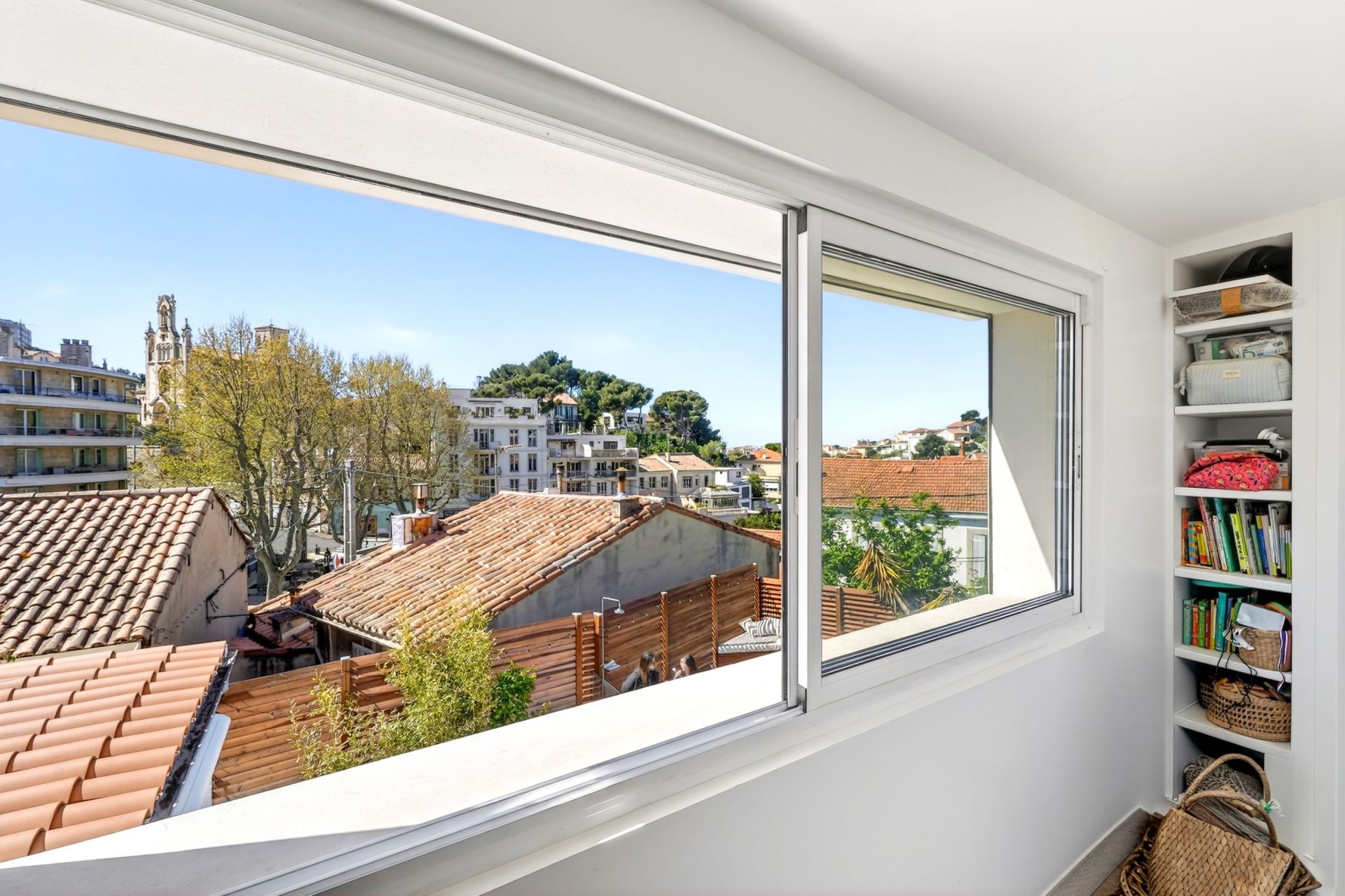 luxury house 5 Rooms for sale on MARSEILLE (13007)