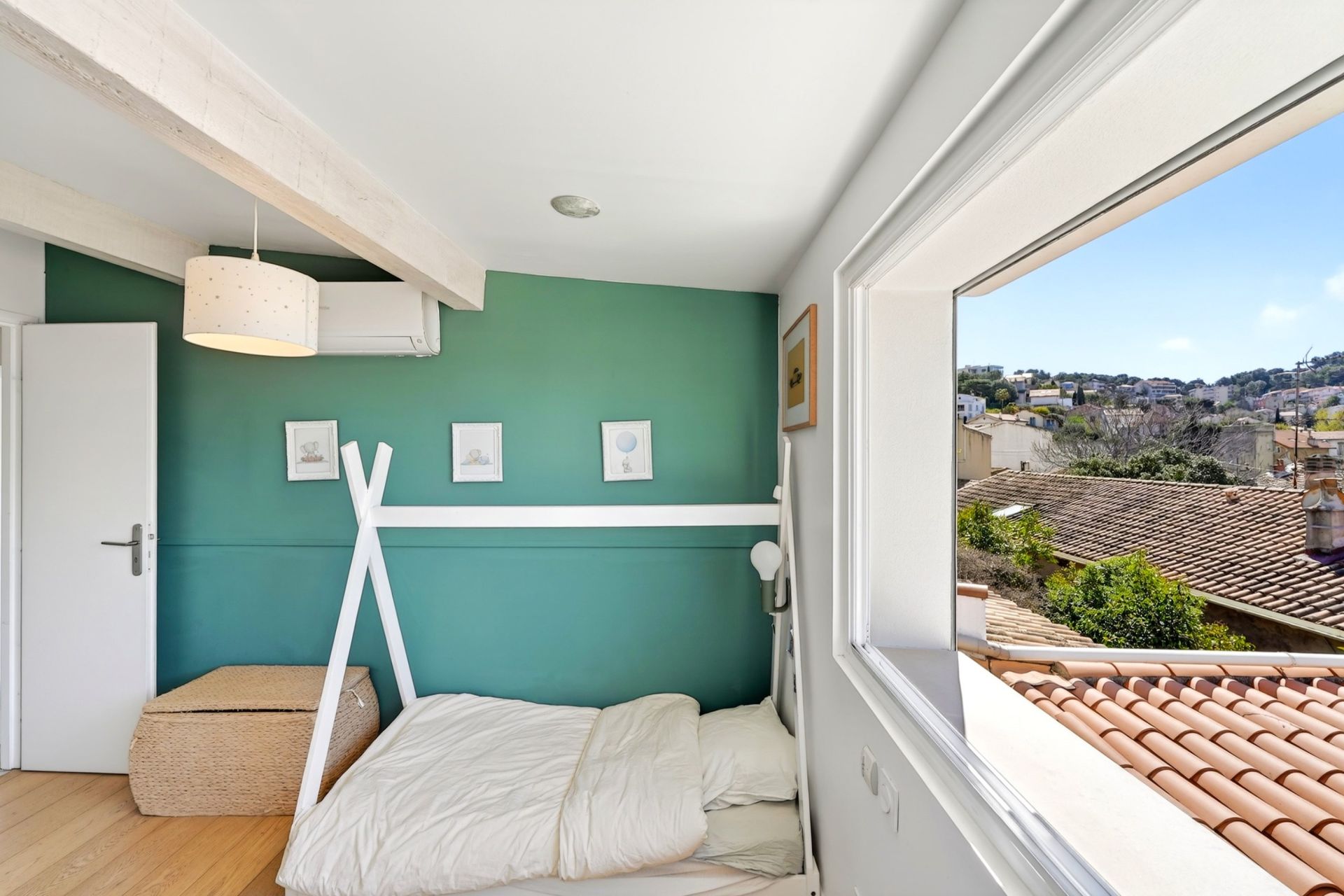 luxury house 5 Rooms for sale on MARSEILLE (13007)