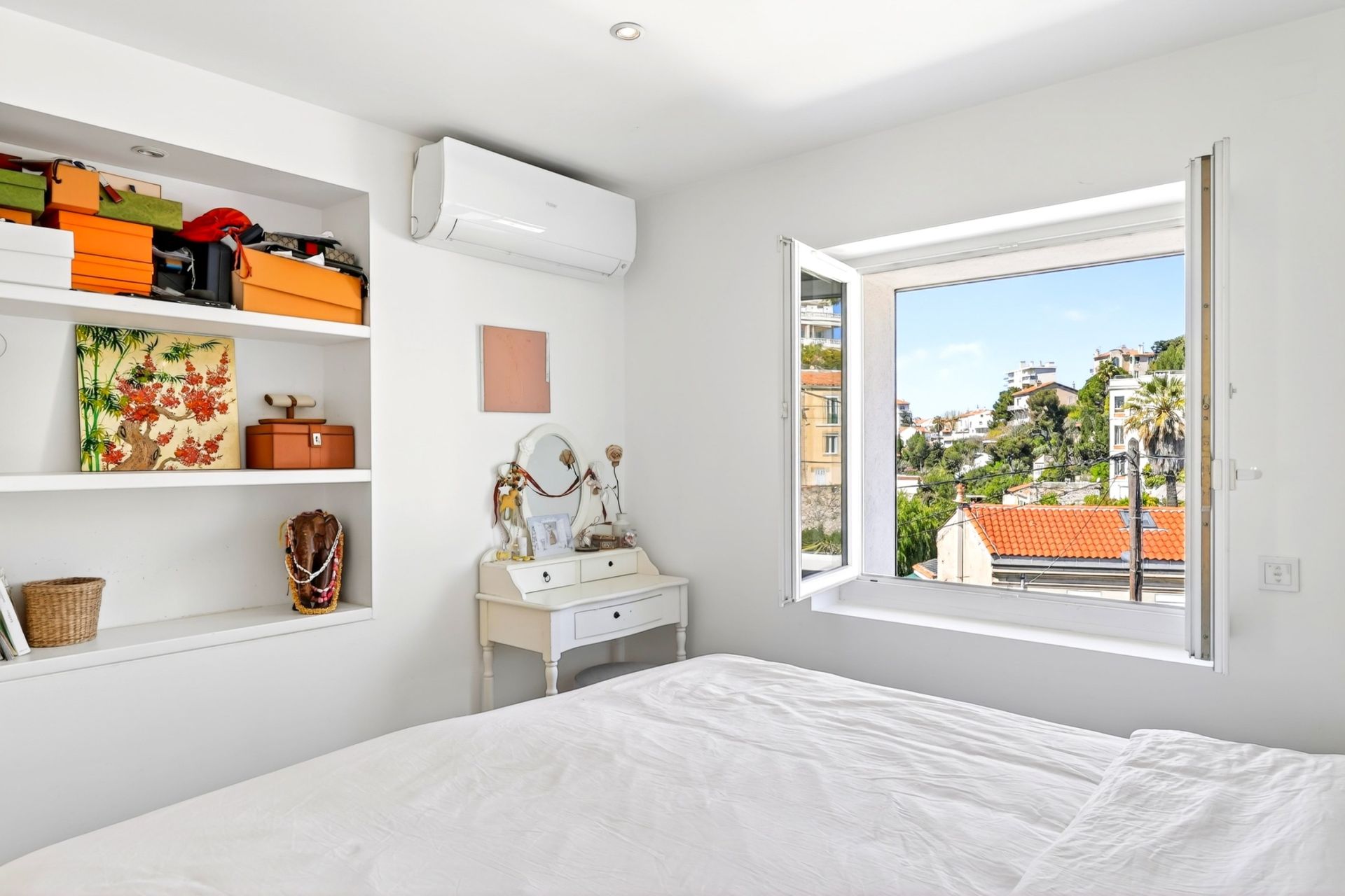 luxury house 5 Rooms for sale on MARSEILLE (13007)