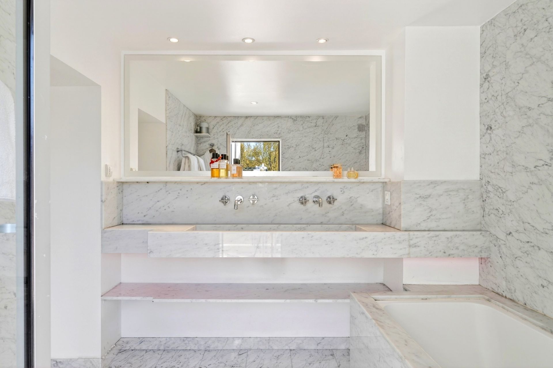 luxury house 5 Rooms for sale on MARSEILLE (13007)