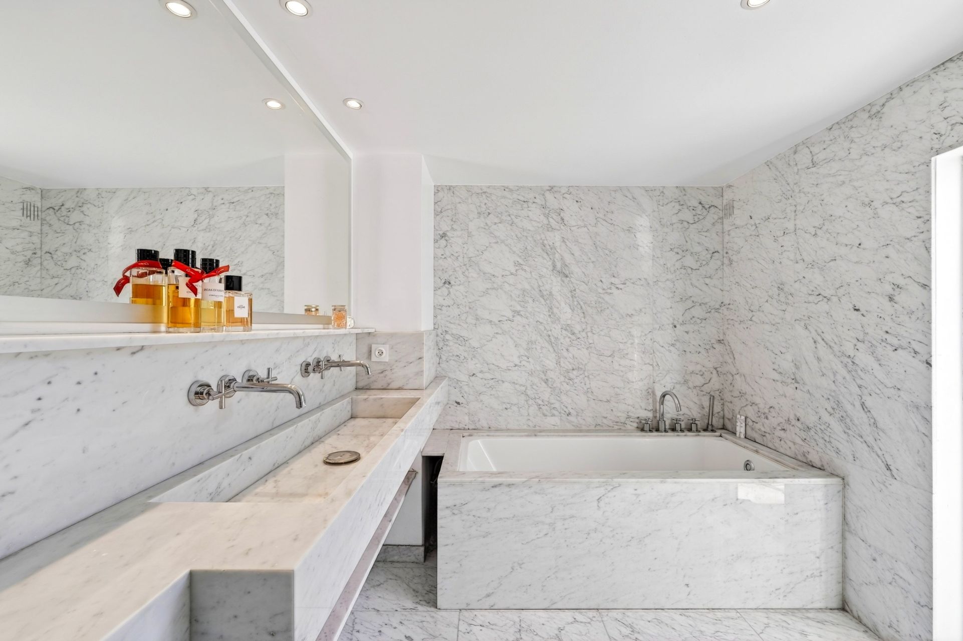 luxury house 5 Rooms for sale on MARSEILLE (13007)