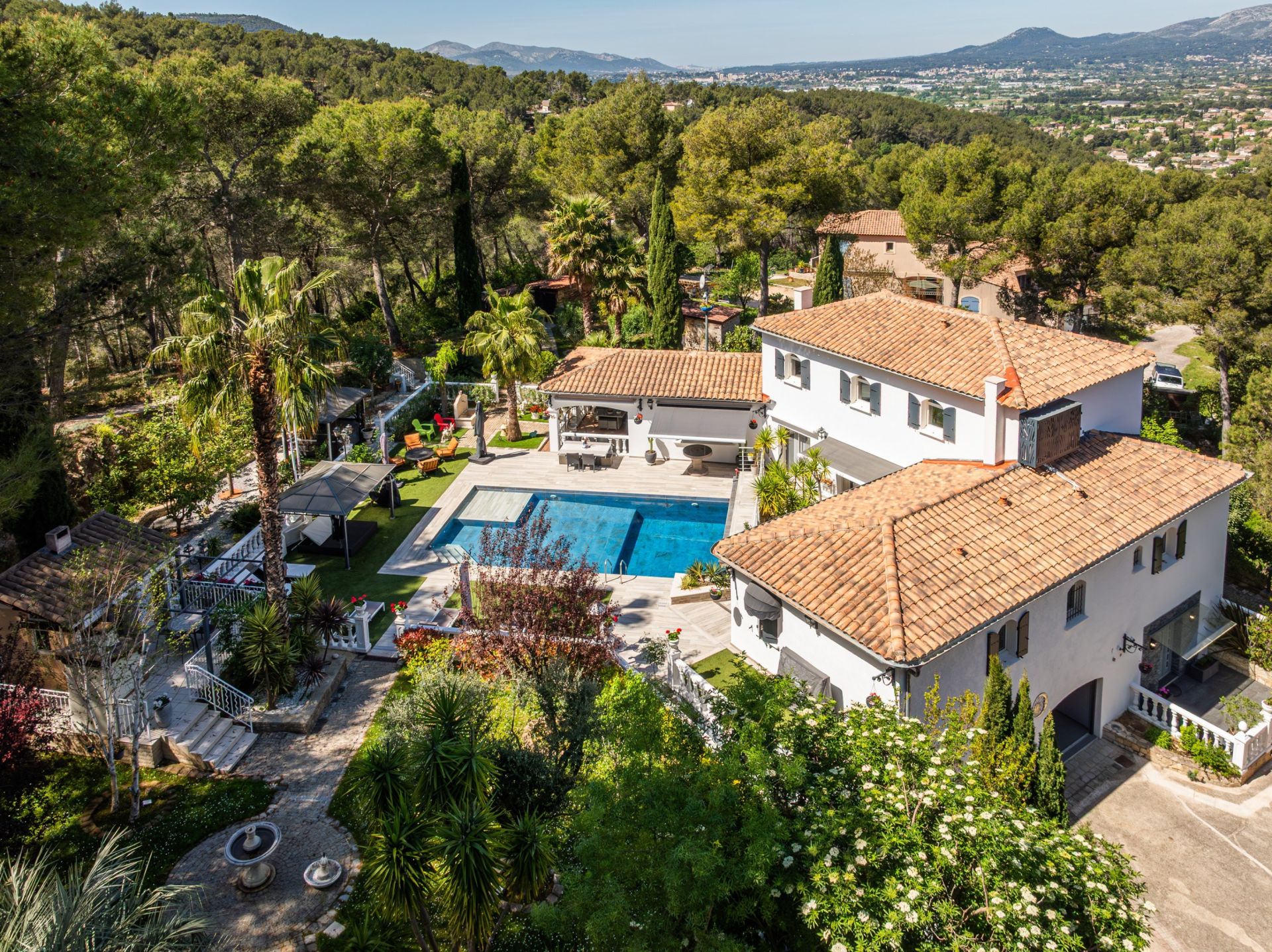 luxury house 5 Rooms for sale on GEMENOS (13420)