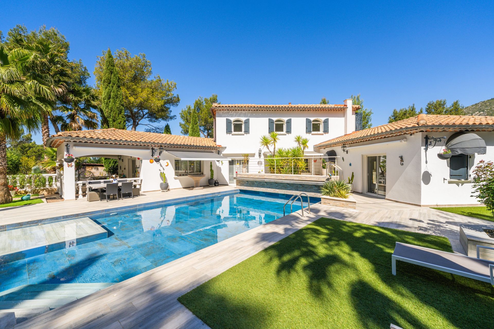 luxury house 5 Rooms for sale on GEMENOS (13420)