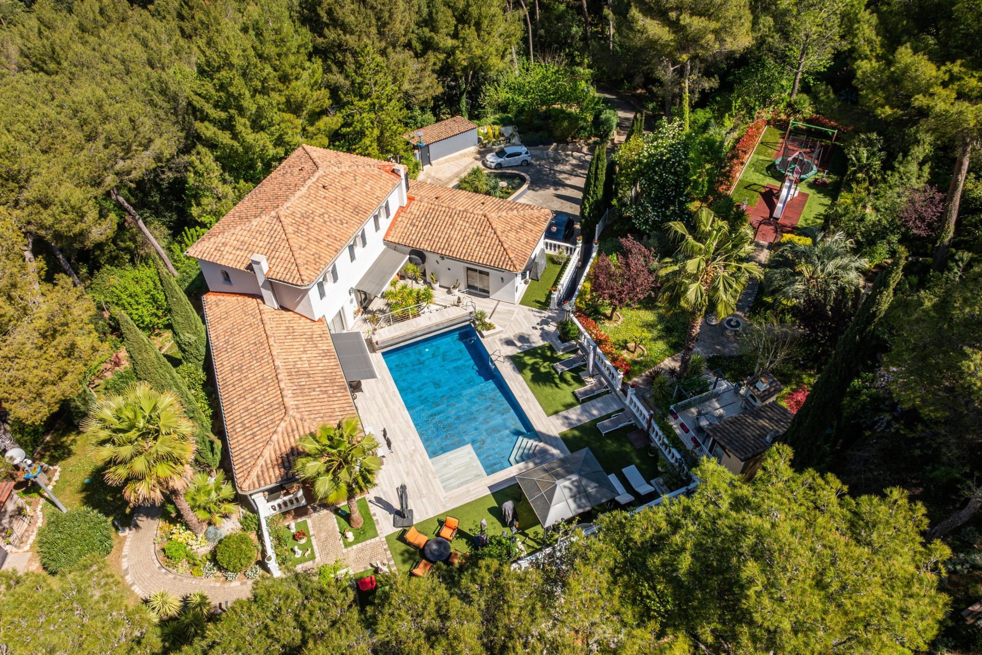 luxury house 5 Rooms for sale on GEMENOS (13420)