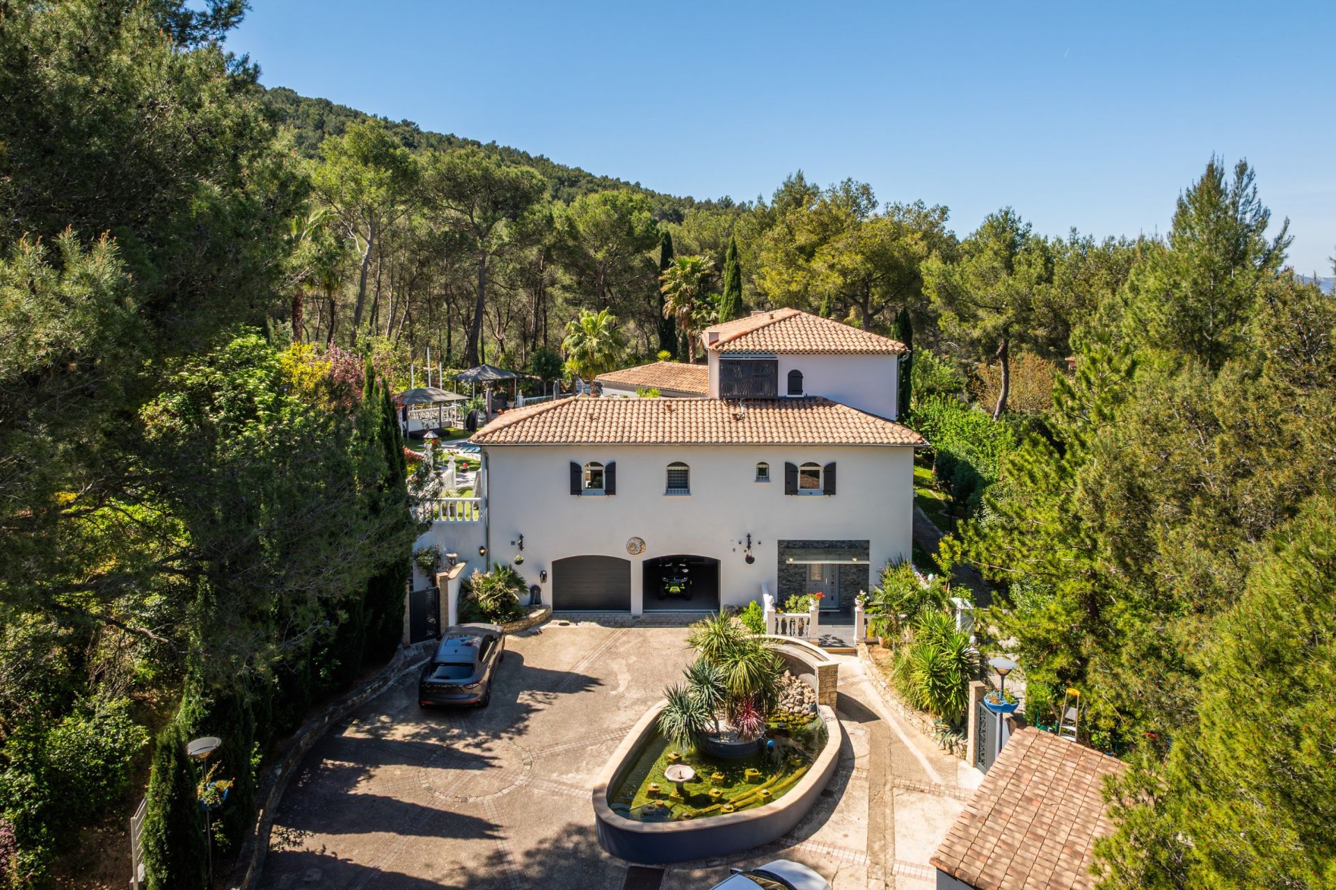 luxury house 5 Rooms for sale on GEMENOS (13420)