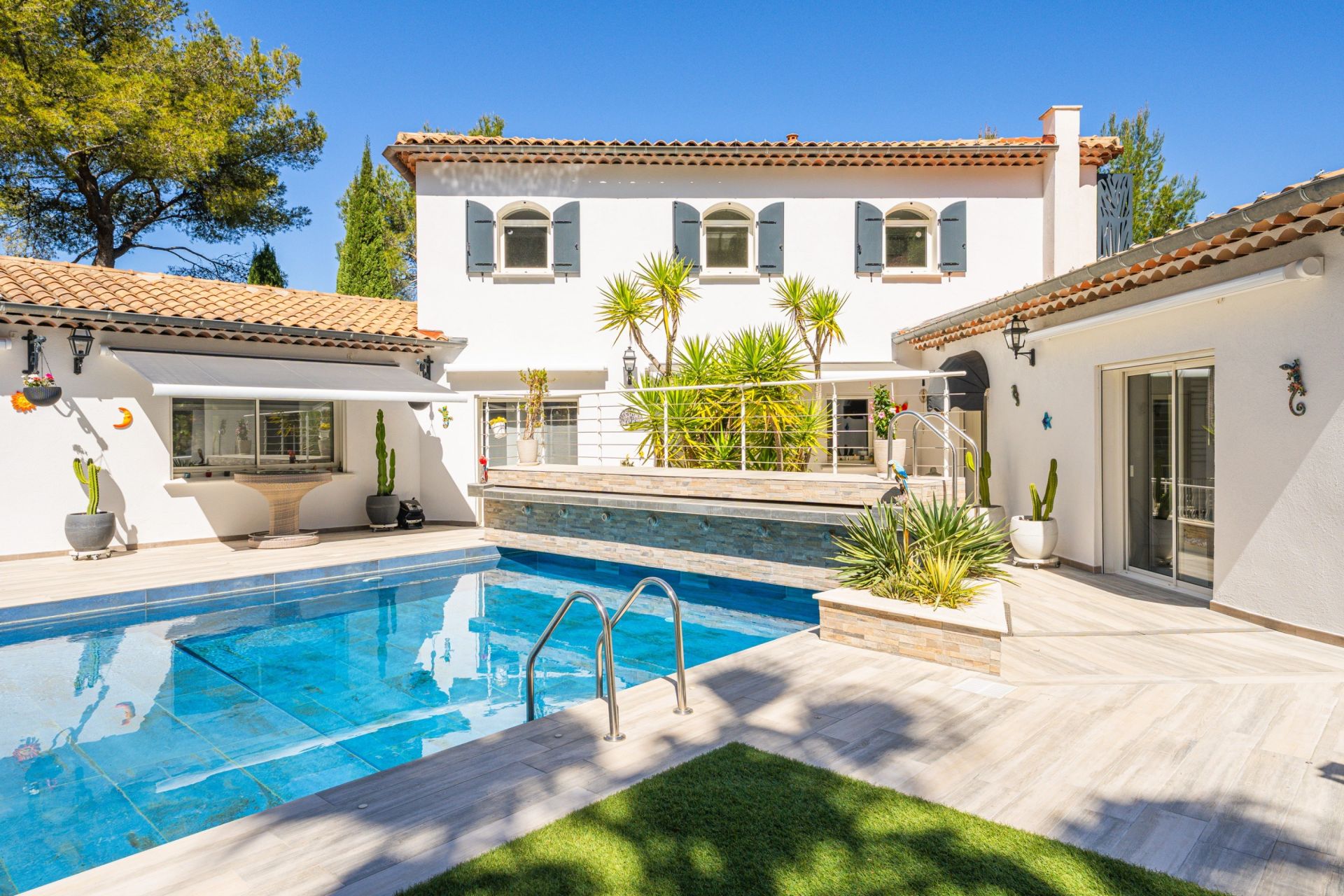 luxury house 5 Rooms for sale on GEMENOS (13420)