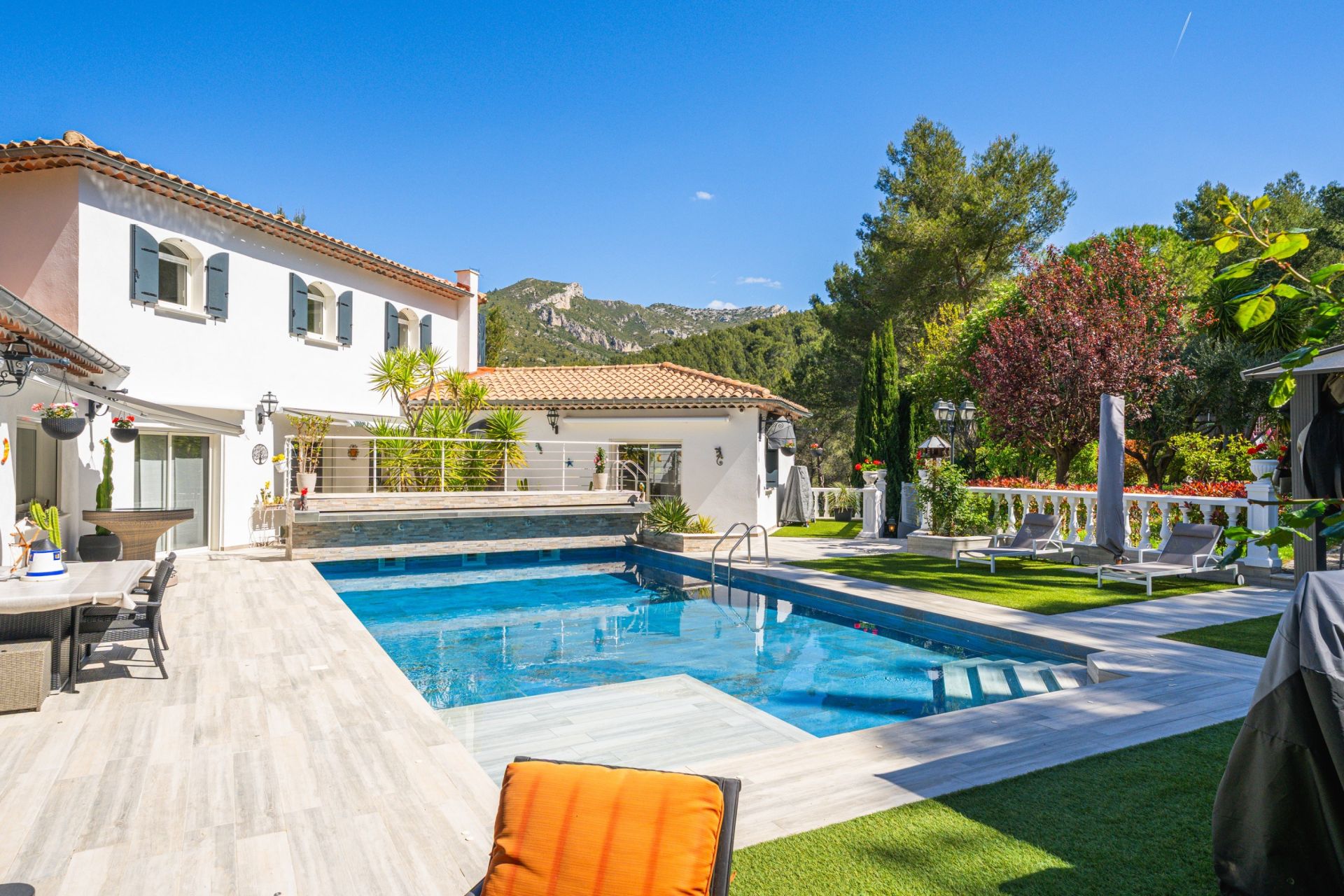 luxury house 5 Rooms for sale on GEMENOS (13420)