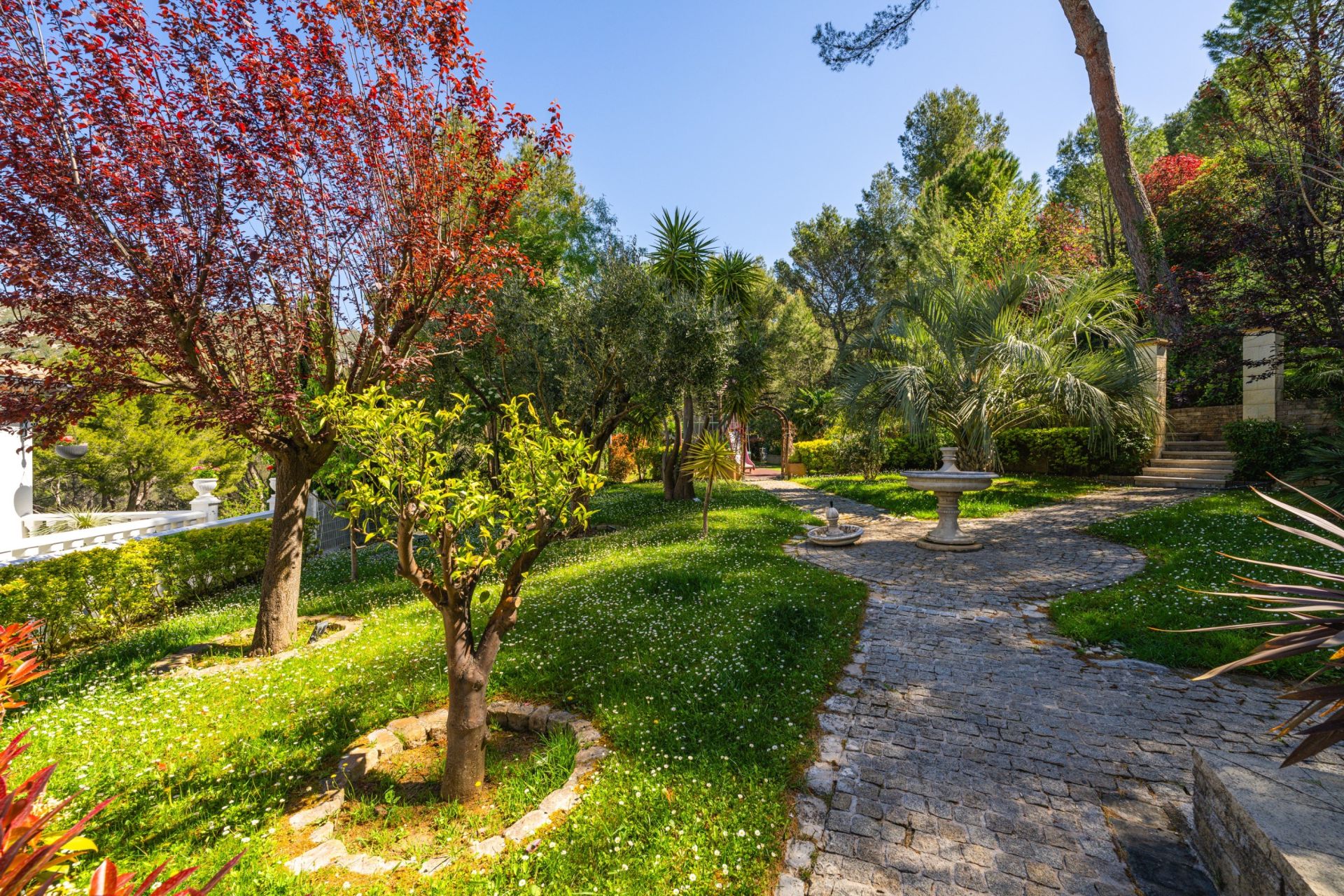 luxury house 5 Rooms for sale on GEMENOS (13420)