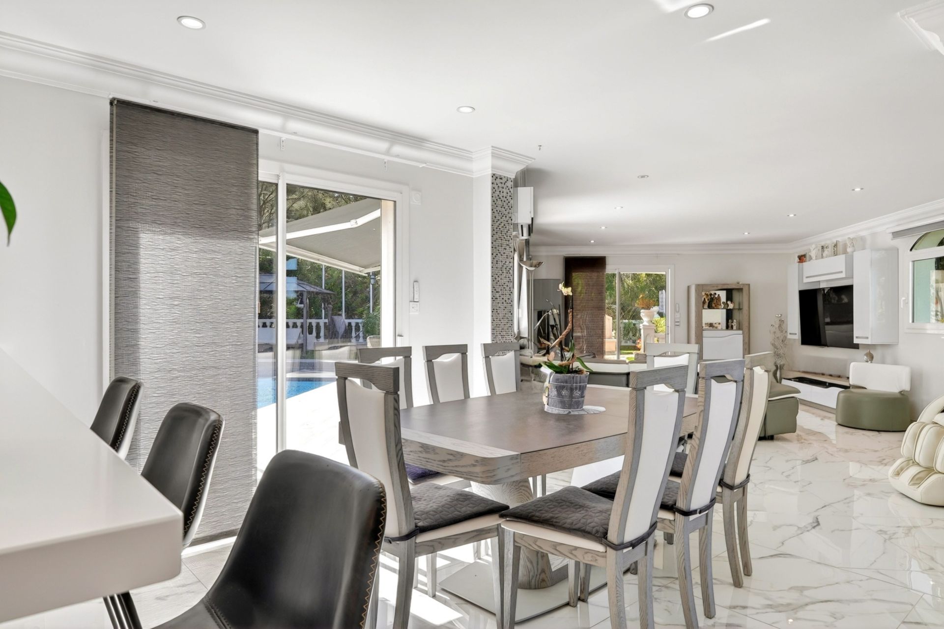 luxury house 5 Rooms for sale on GEMENOS (13420)