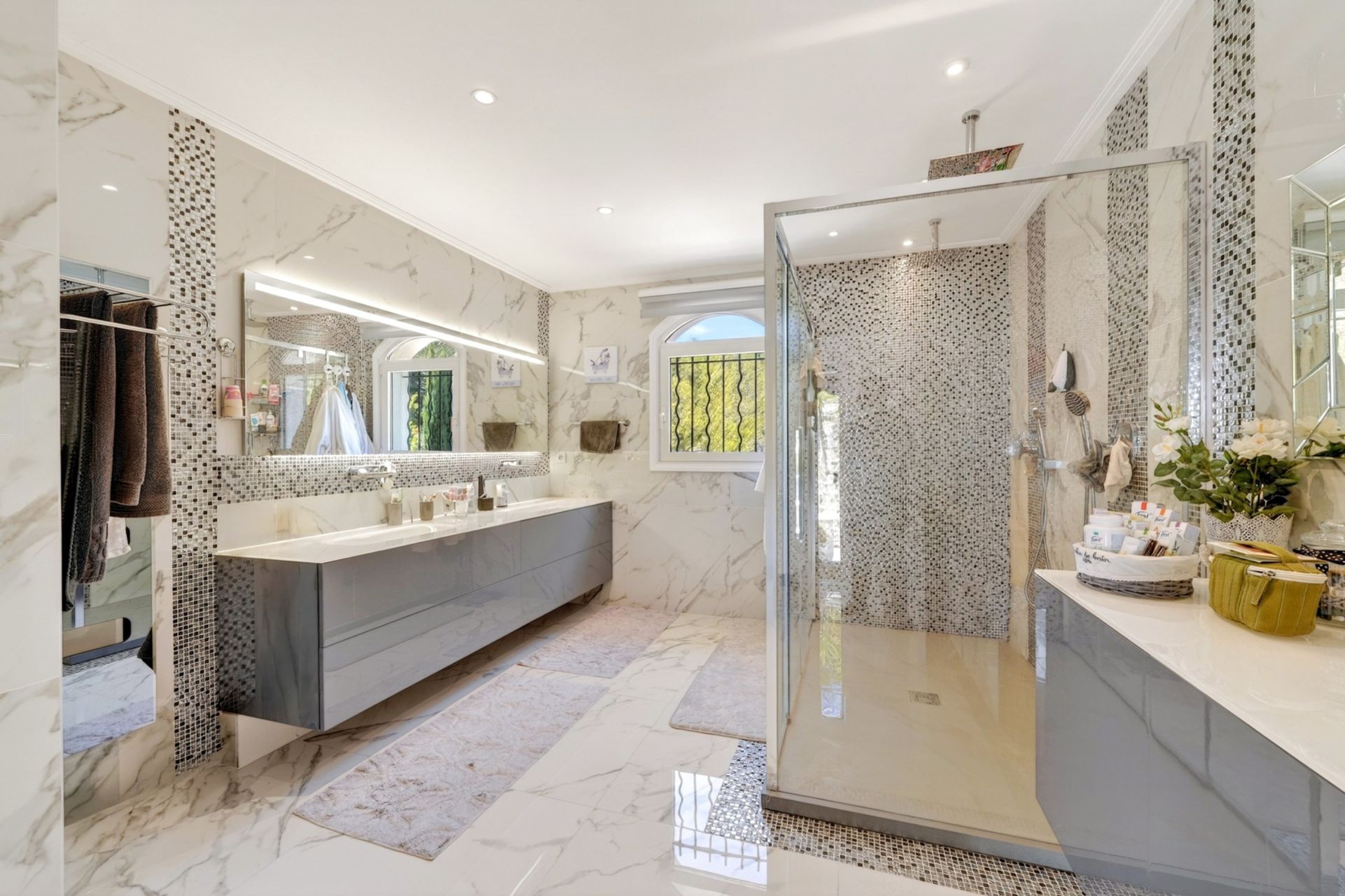 luxury house 5 Rooms for sale on GEMENOS (13420)