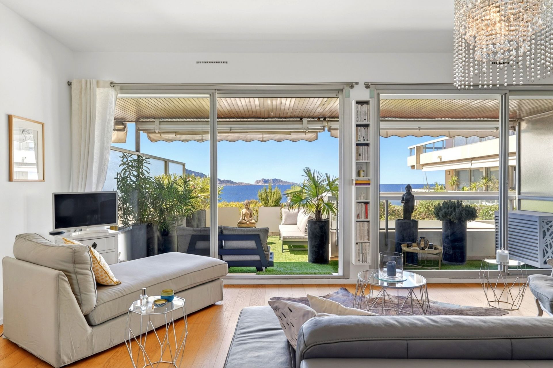 luxury apartment 3 Rooms for sale on MARSEILLE (13007)