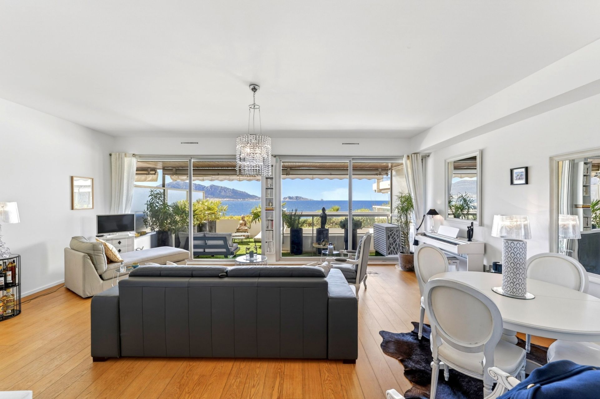 luxury apartment 3 Rooms for sale on MARSEILLE (13007)