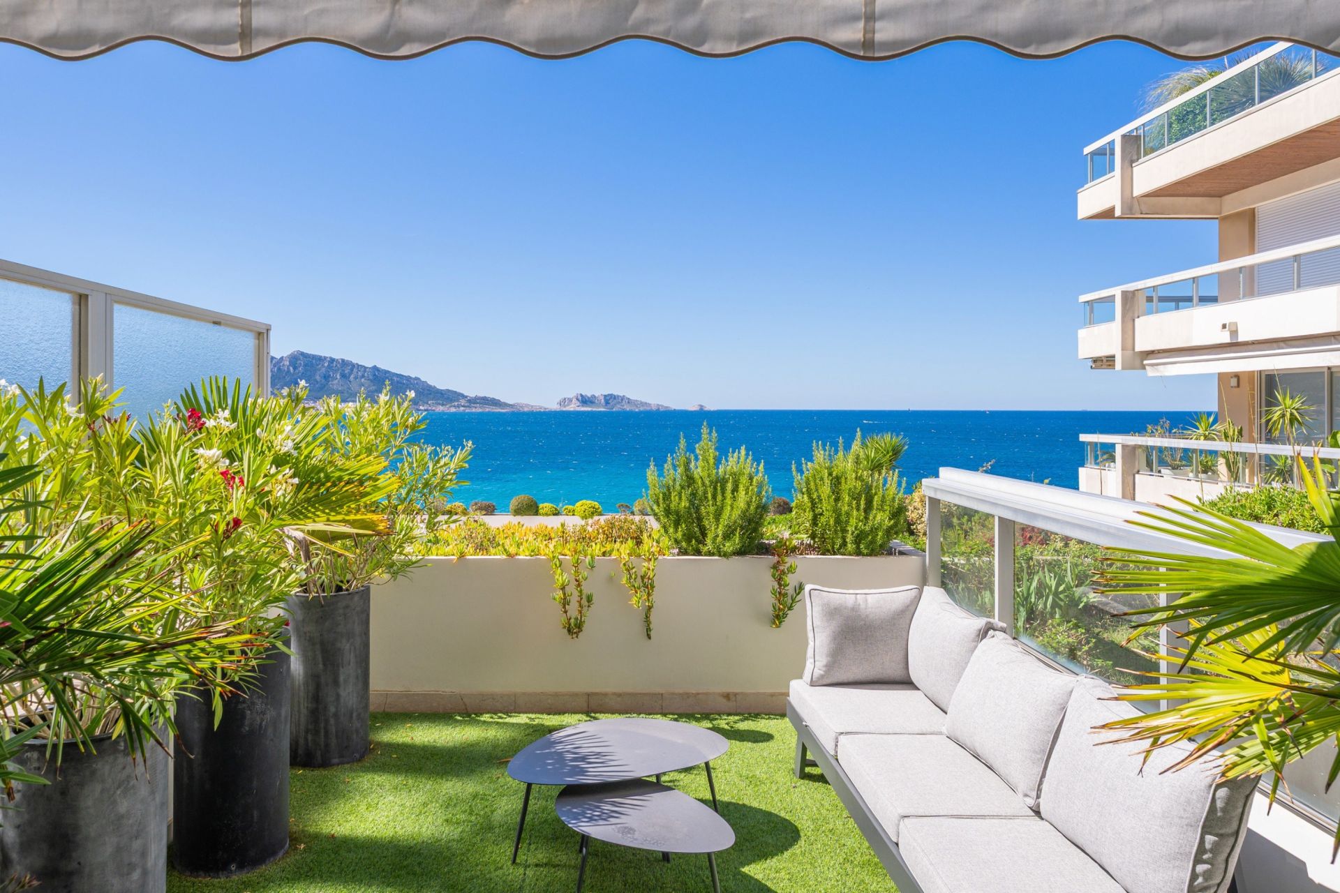 luxury apartment 3 Rooms for sale on MARSEILLE (13007)