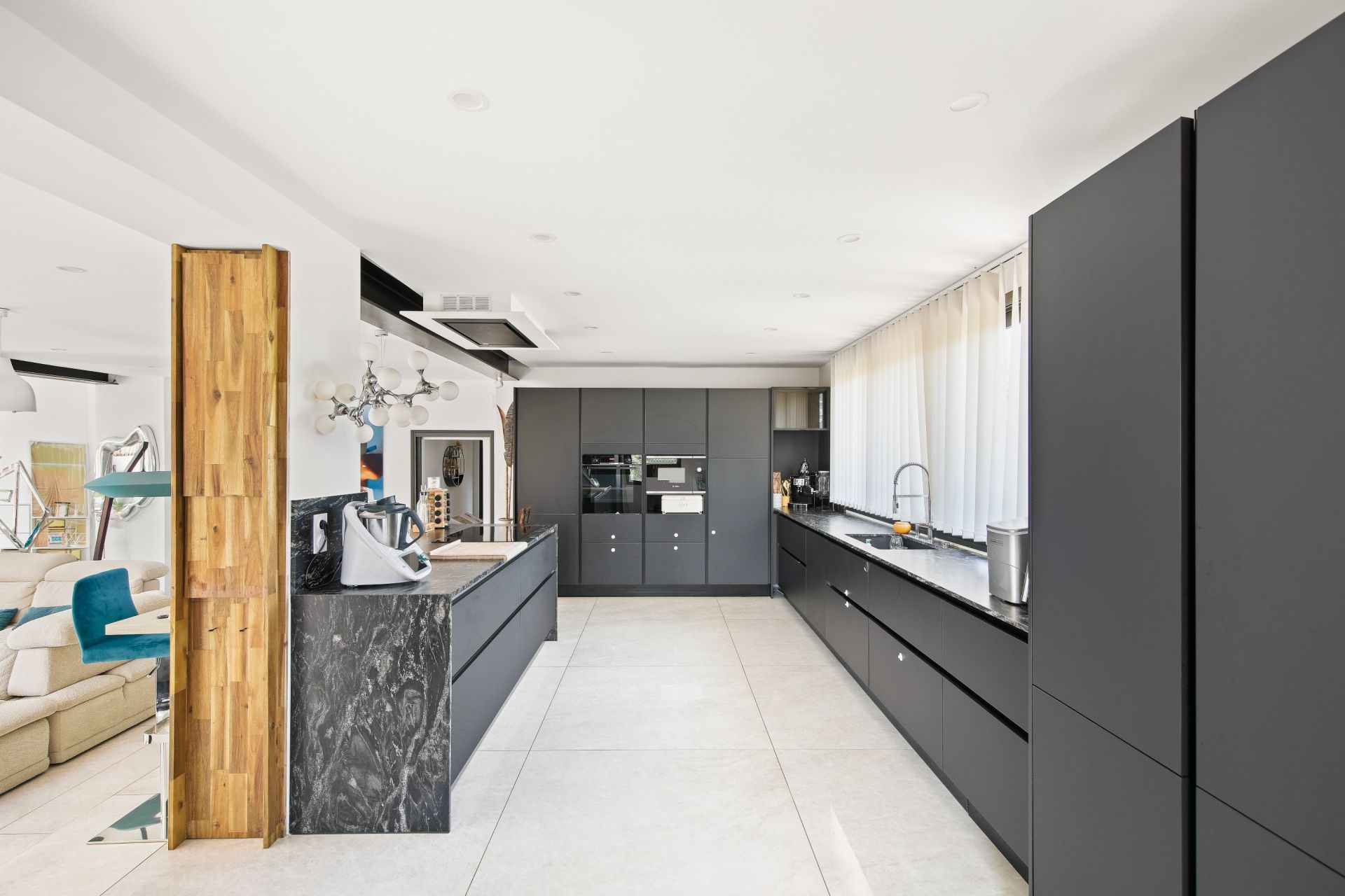 luxury house 7 Rooms for sale on LA CADIERE D AZUR (83740)