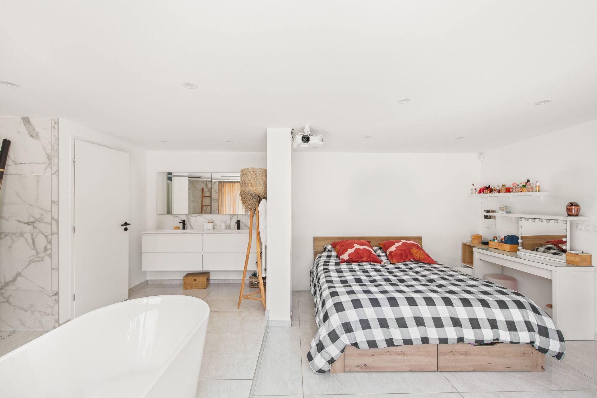 luxury house 7 Rooms for sale on LA CADIERE D AZUR (83740)