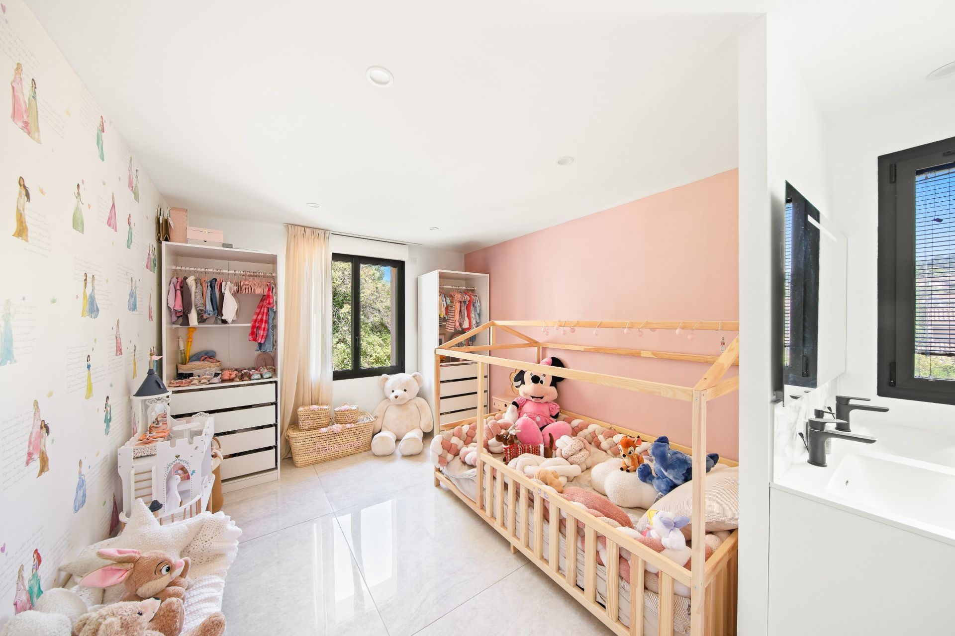 luxury house 7 Rooms for sale on LA CADIERE D AZUR (83740)