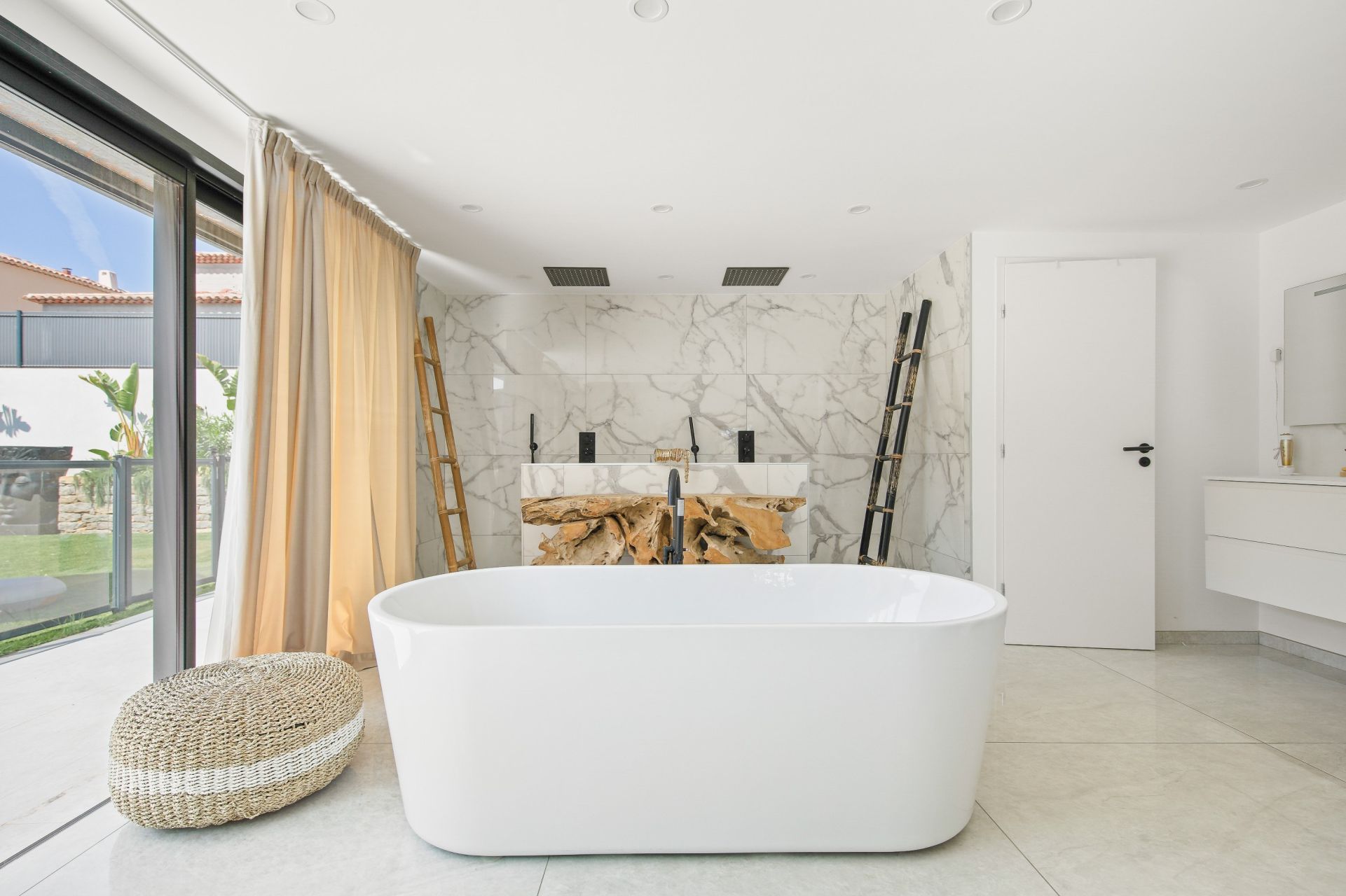 luxury house 7 Rooms for sale on LA CADIERE D AZUR (83740)