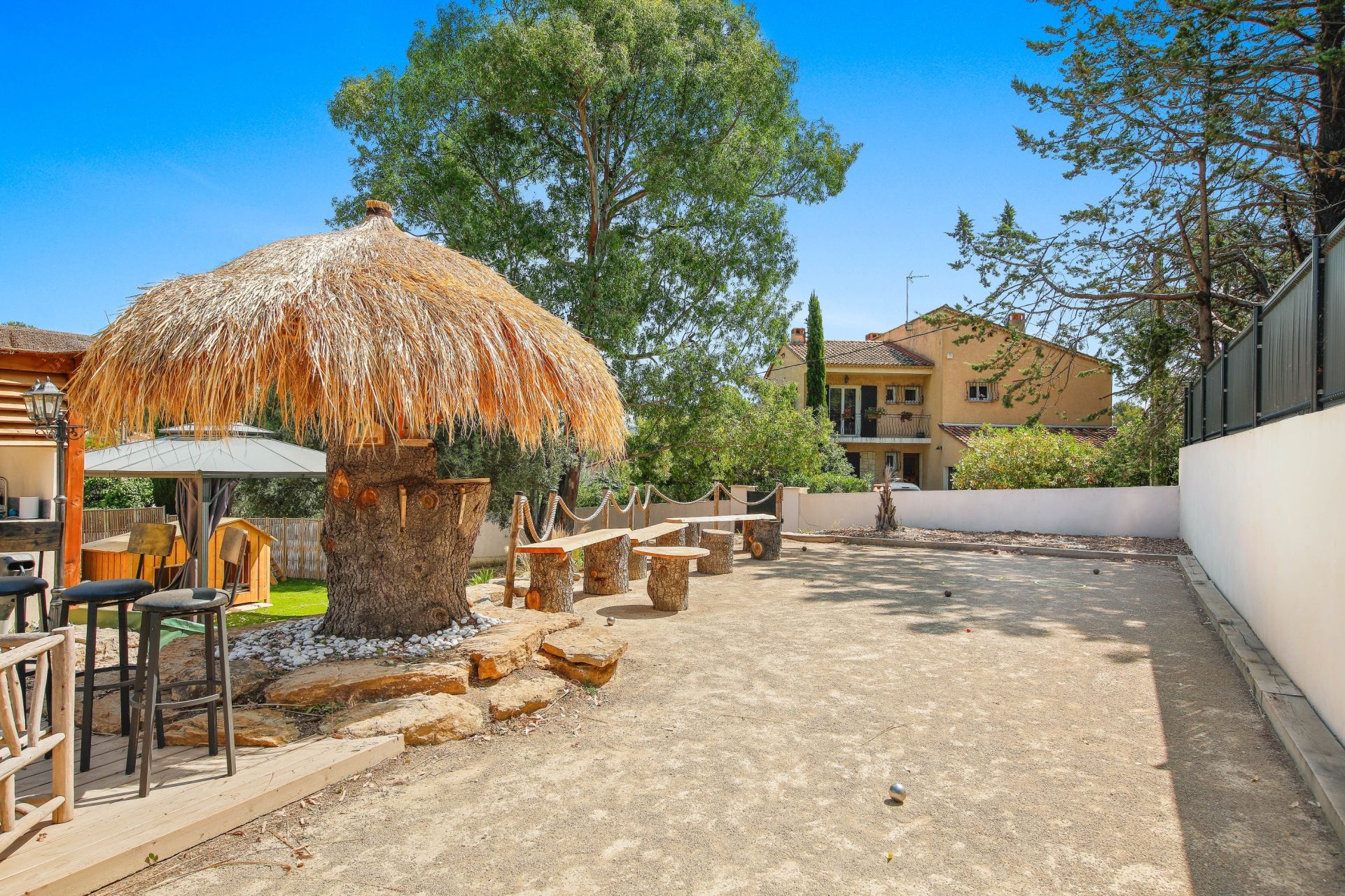 luxury house 7 Rooms for sale on LA CADIERE D AZUR (83740)