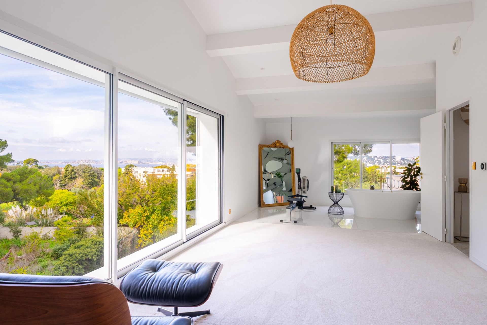 luxury house 6 Rooms for sale on MARSEILLE (13008)
