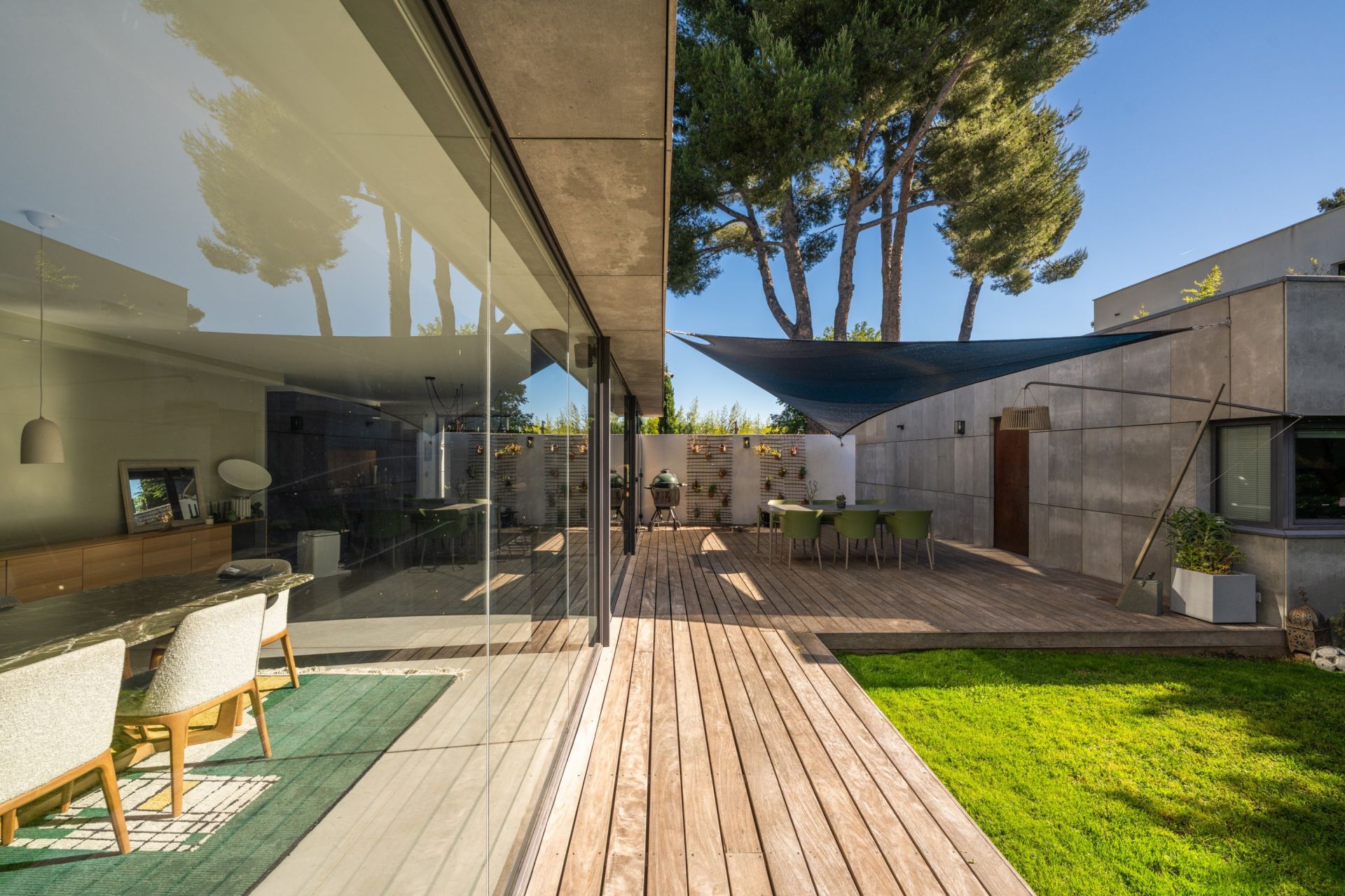 contemporary house 6 Rooms for sale on MARSEILLE (13012)