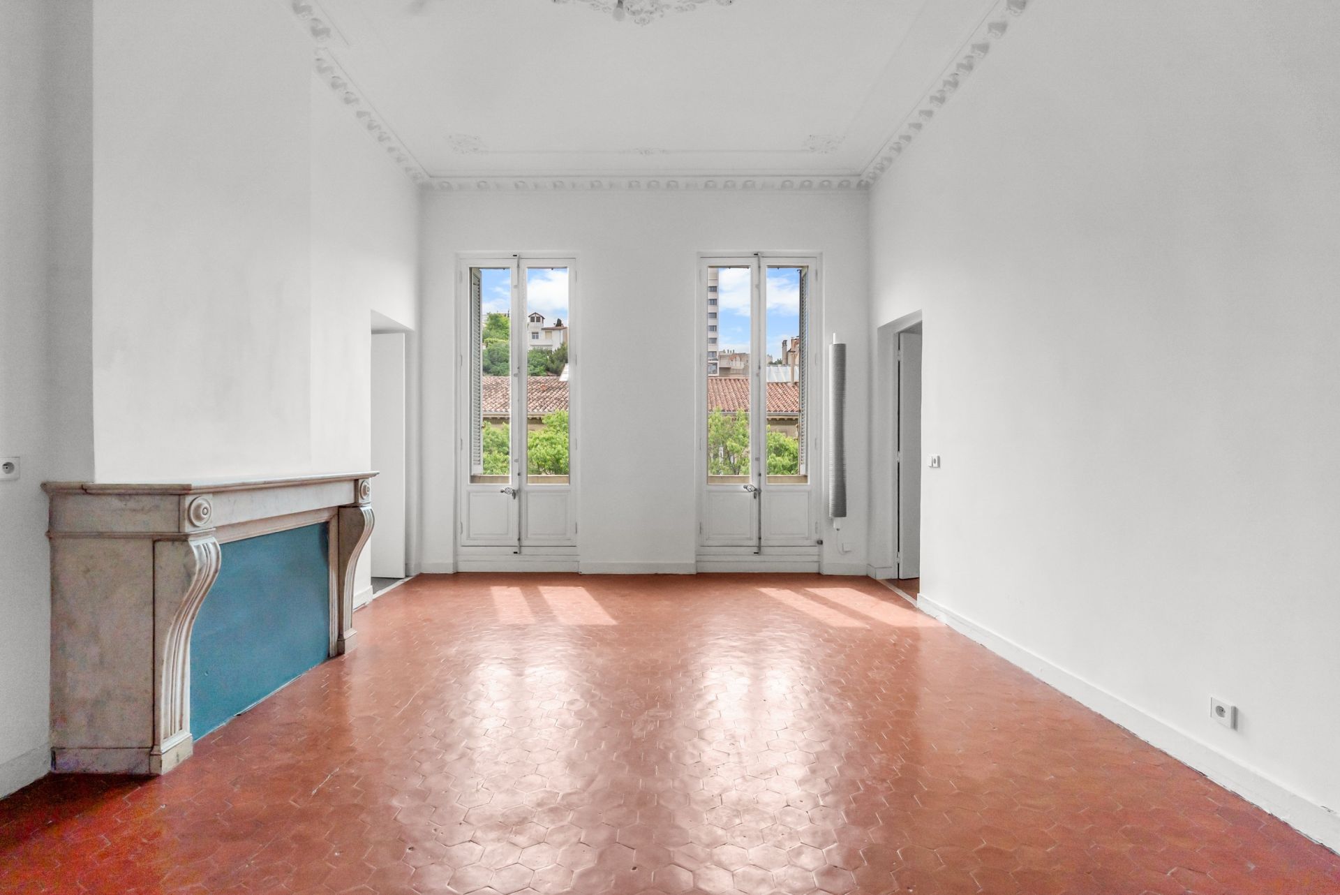 luxury apartment 6 Rooms for rent on MARSEILLE (13006)